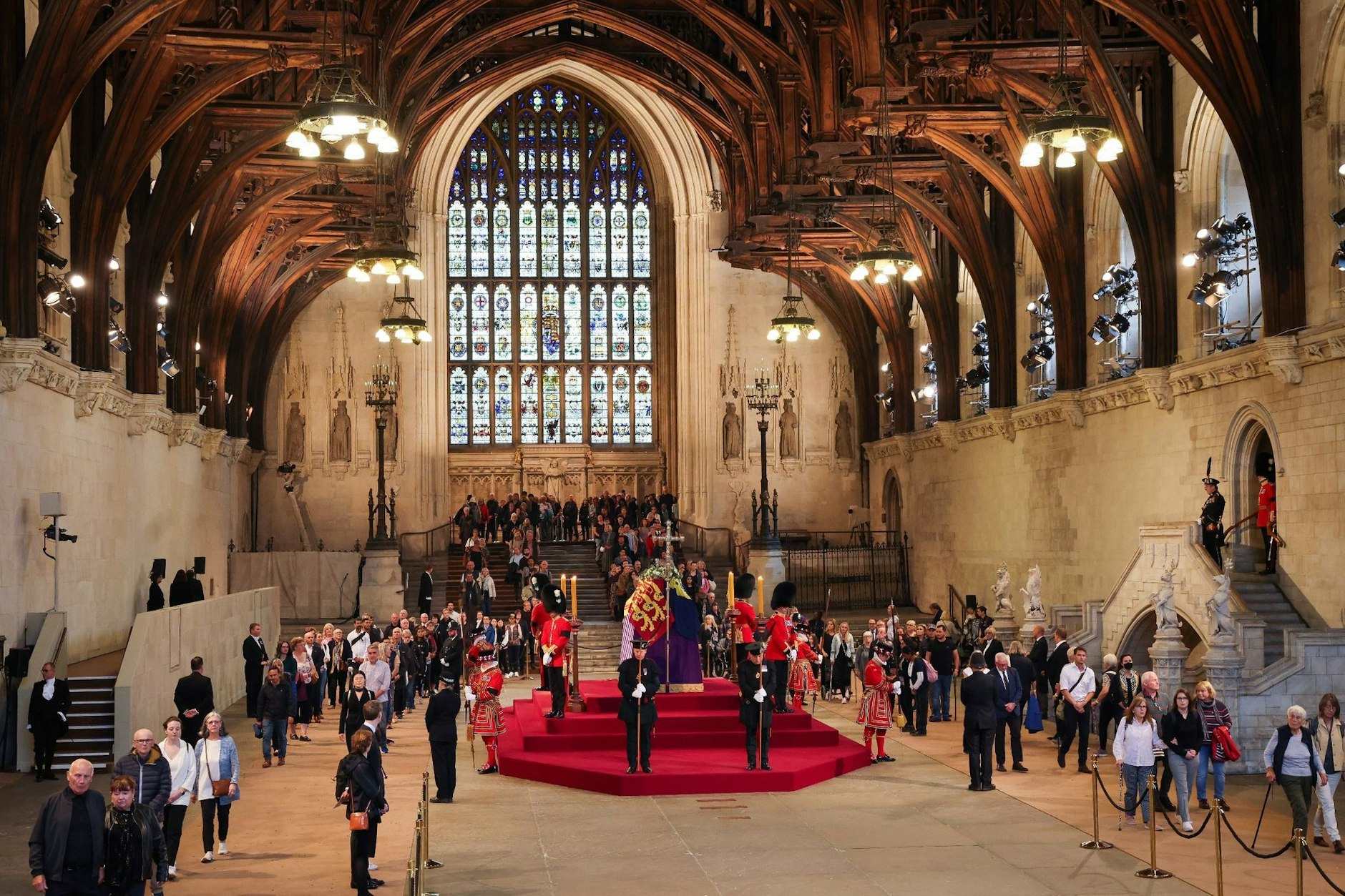 Viele Trauernde sind in die Westminster Hall gekommen, um sich am Sarg der Queen zu verabschieden.&nbsp;