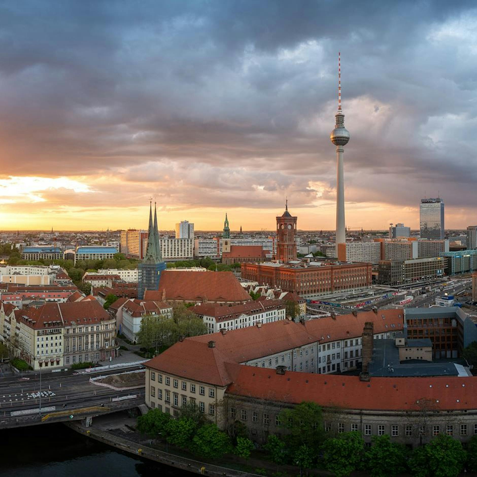 Mitte: Entdecken Sie den Ursprung Berlins – und den Sonnenuntergang am Flakturm