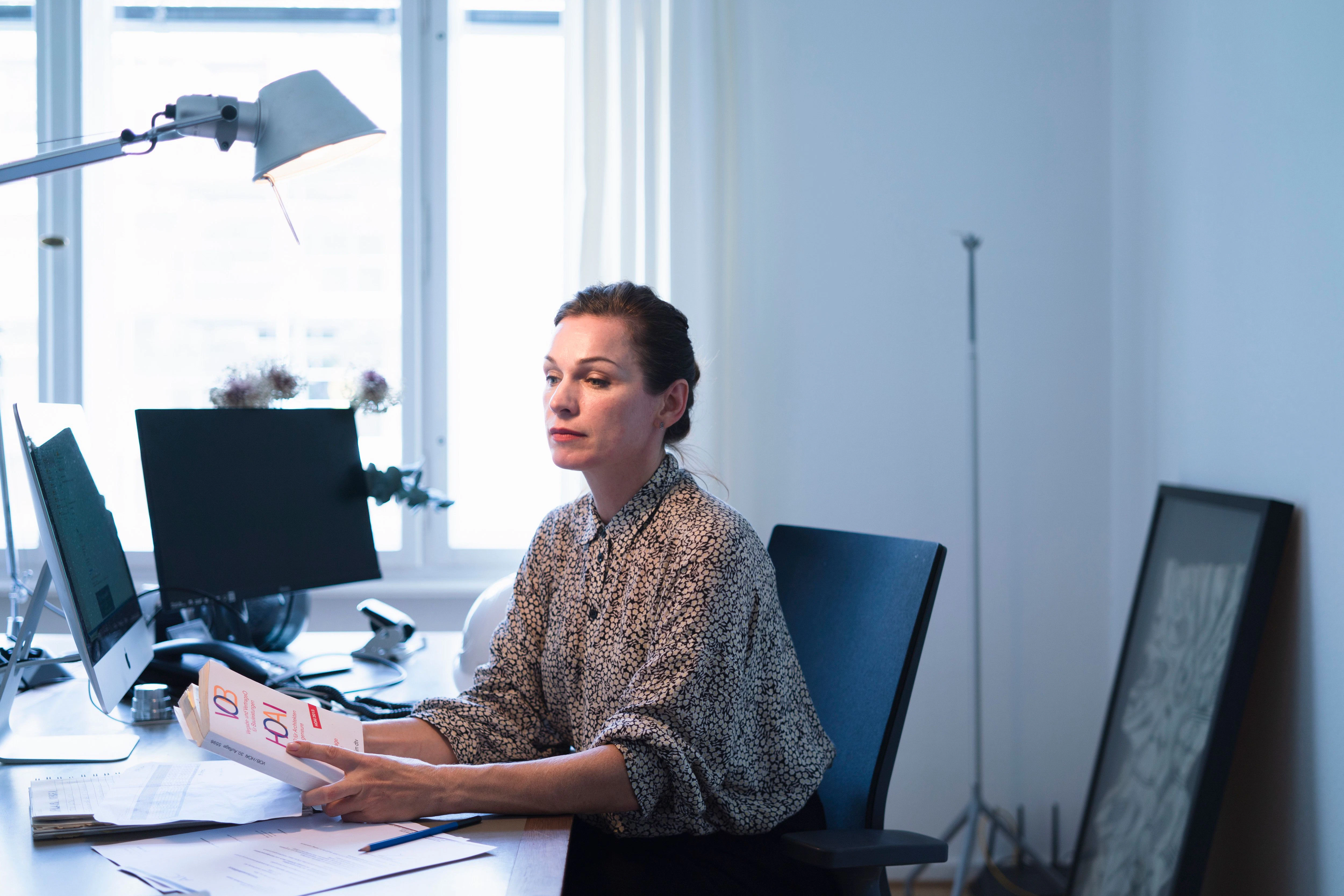 Nina G. im Büro.