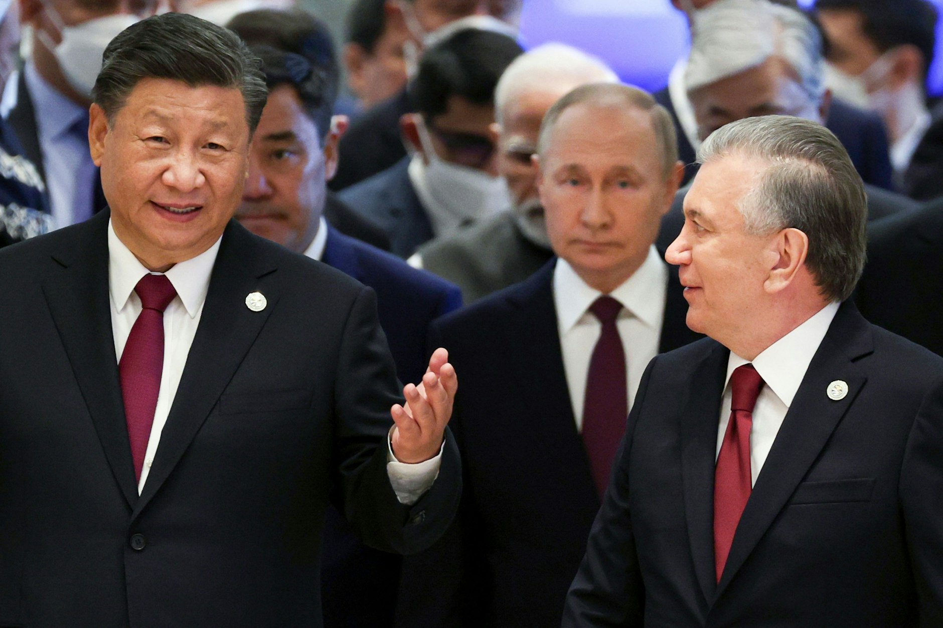 Der chinesische Präsident Xi Jinping spricht mit dem usbekischen Präsidenten Schawkat Mirziyoyev am 16. September beim&nbsp;Gipfel der Shanghaier Organisation für Zusammenarbeit (SOZ) in Samarkand, Usbekistan. Der russische Präsident Wladimir Putin bleibt im Hintergrund.