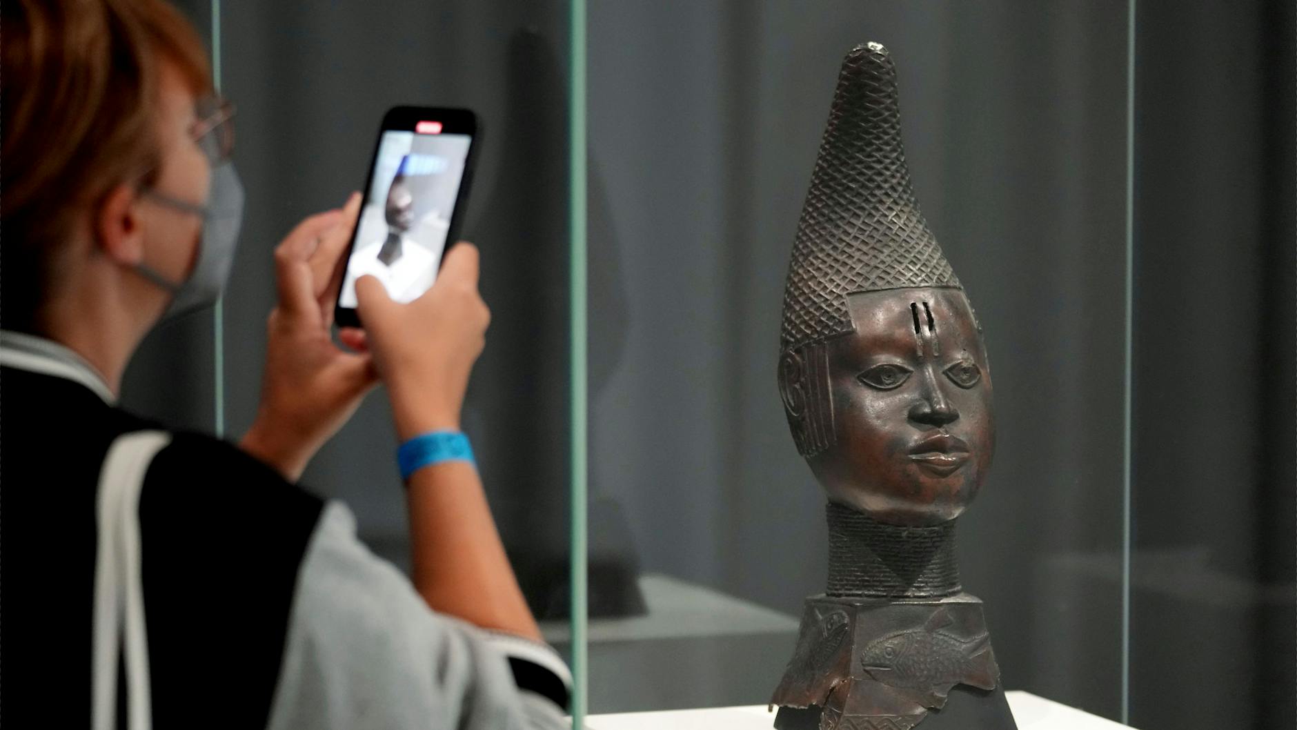 Die Benin Bronzen wurden in Afrika während er Kolonialzeit entwendet. Über den Umgang mit ihnen wird weiter debattiert. 