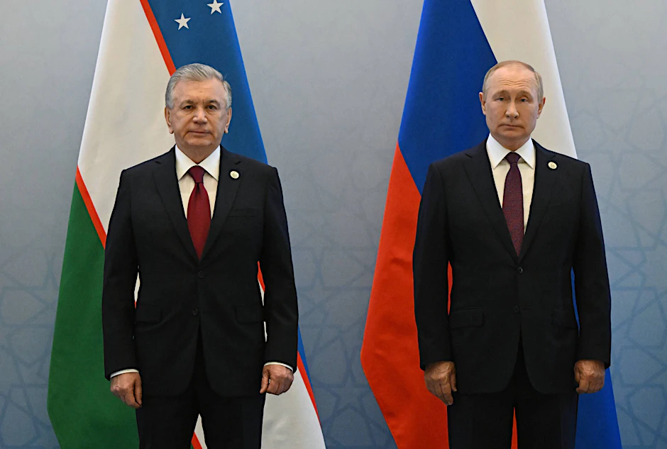 Der usbekische Präsident Shavkat Mirziyoyev und der russische Präsident Wladimir Putin auf dem 22. Gipfeltreffen der Staatsoberhäupter des Rates für Zusammenarbeit in Shanghai in Samarkand, Usbekistan.