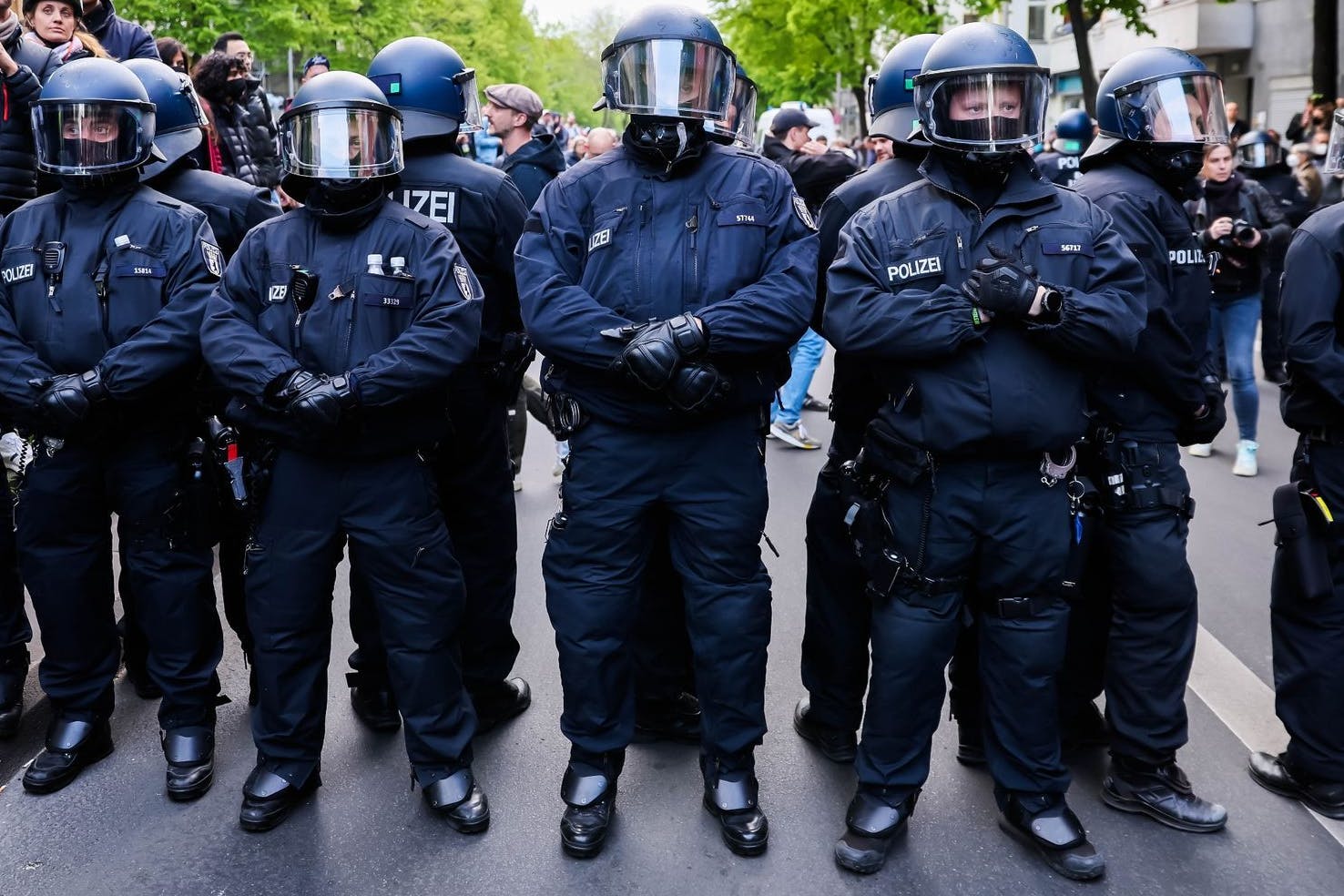 Einsatzkräfte der Polizei sind bereits für mögliche Unruhen gerüstet.
