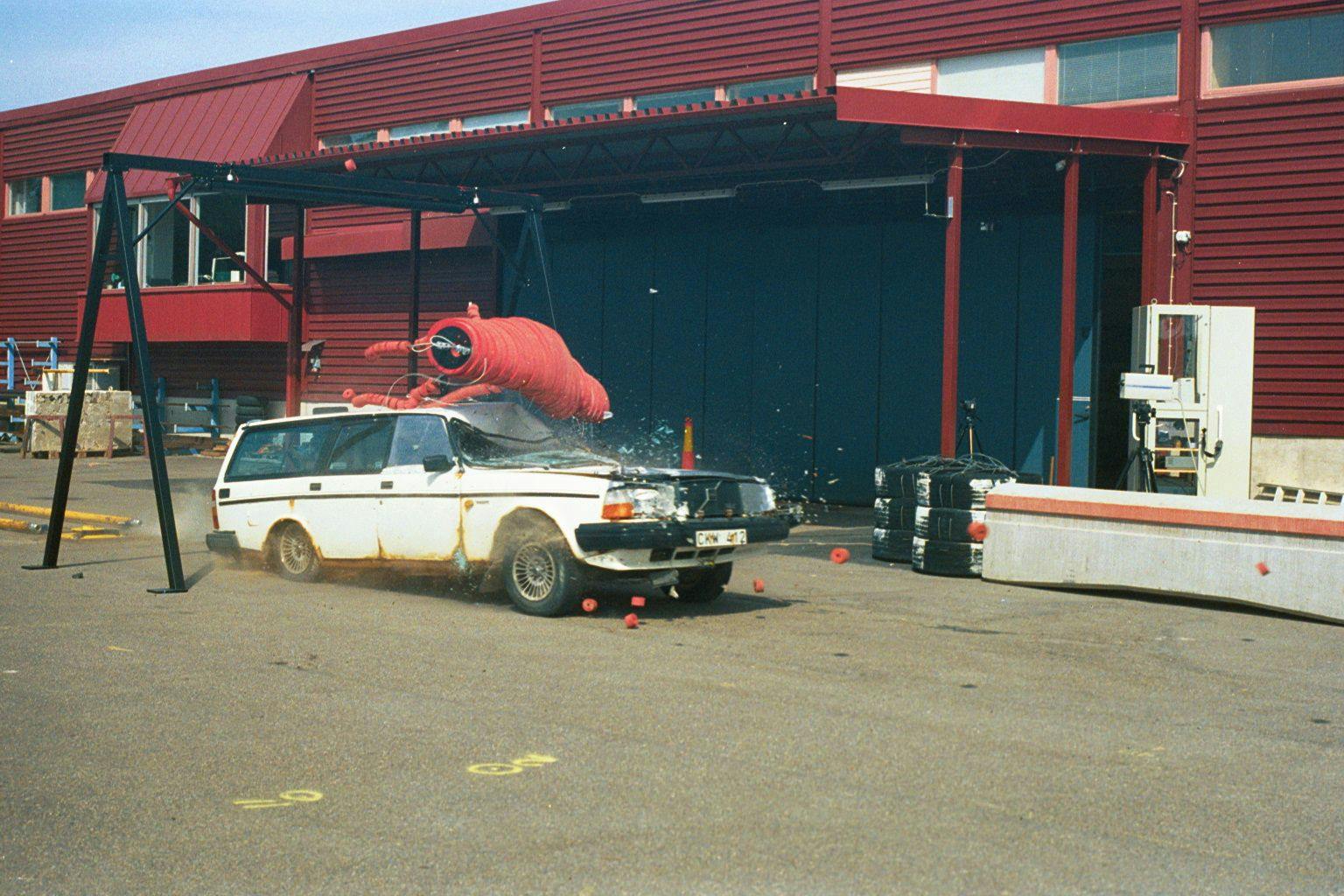 Ein Auto prallt bei einem Test gegen einen Elch-Dummy. Der Entwickler des Dummys, der schwedische Forscher Magnus Gens, wurde mit dem Ig-Nobelpreis ausgezeichnet.