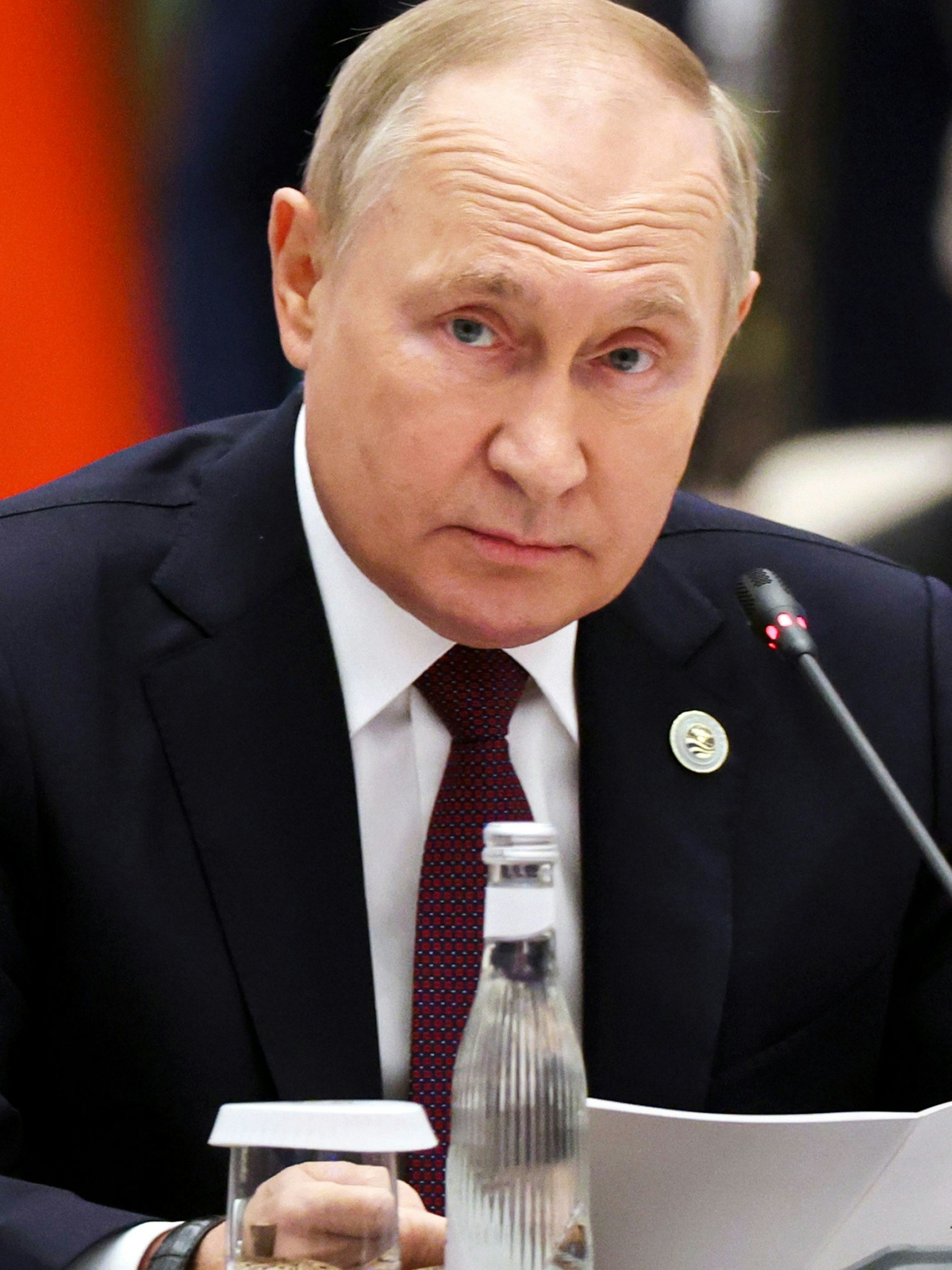 Wladimir Putin beim Gipfel in Samarkand (Usbekistan). Mit Wasserflasche.