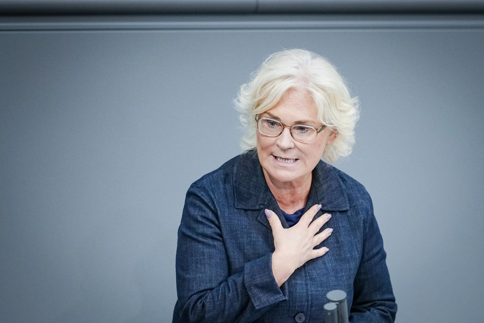 Christine Lambrecht (SPD) nennt Details zu neuen Waffenlieferungen in die Ukraine.  