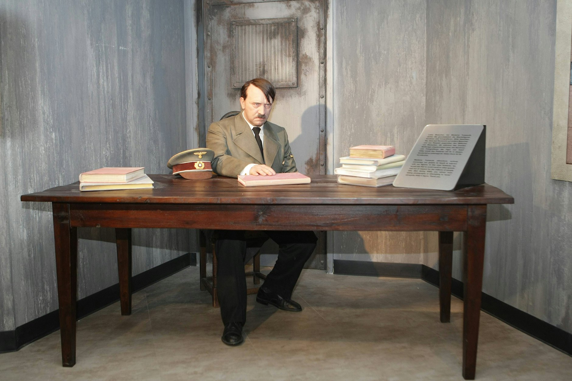 Auch er langweilt sich: Adolf Hitler, vor einigen Jahren noch als Wachsfigur in Berlin zu sehen.