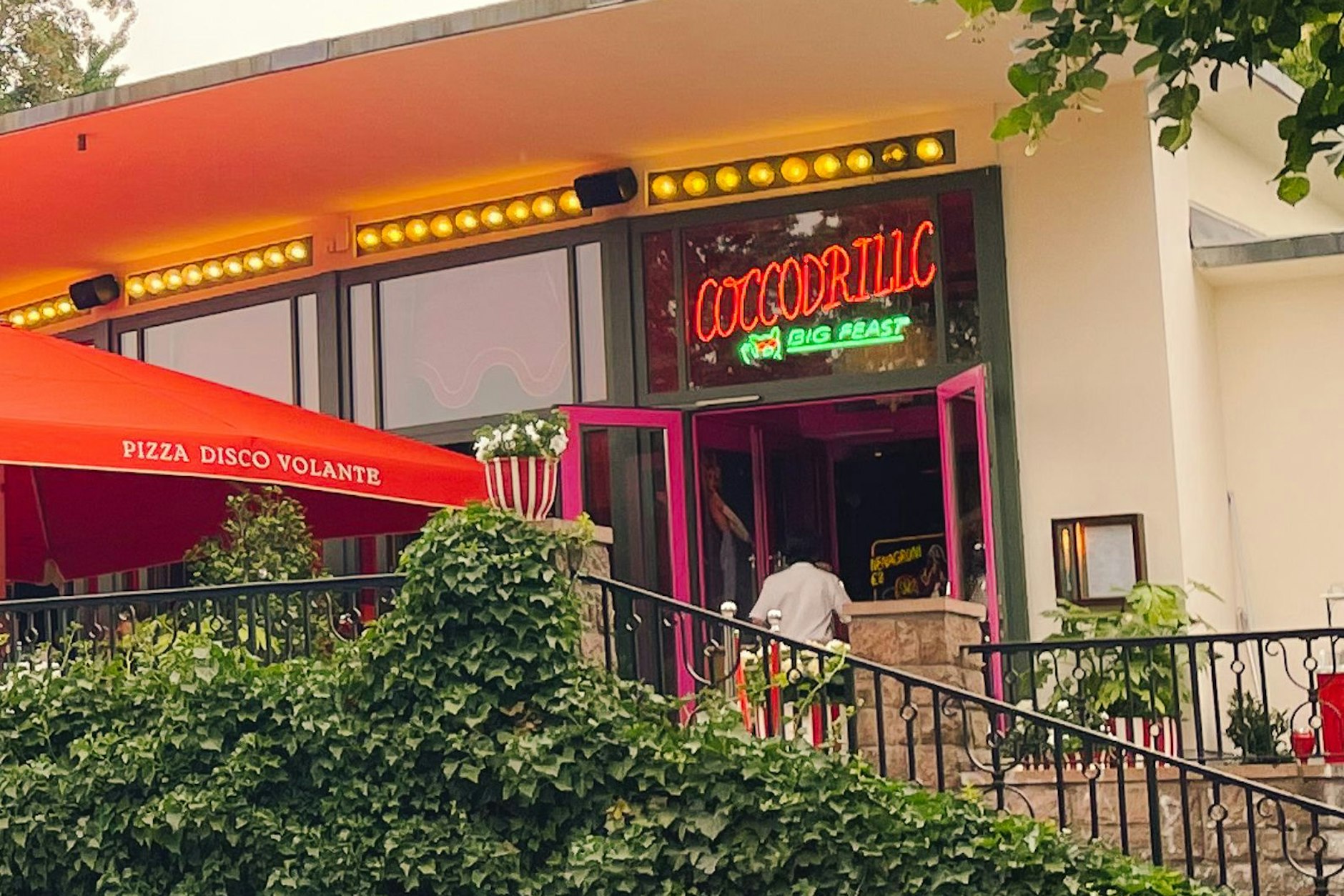 Gleich sind wir drin. Im Juli war noch nicht so viel los wie jetzt.