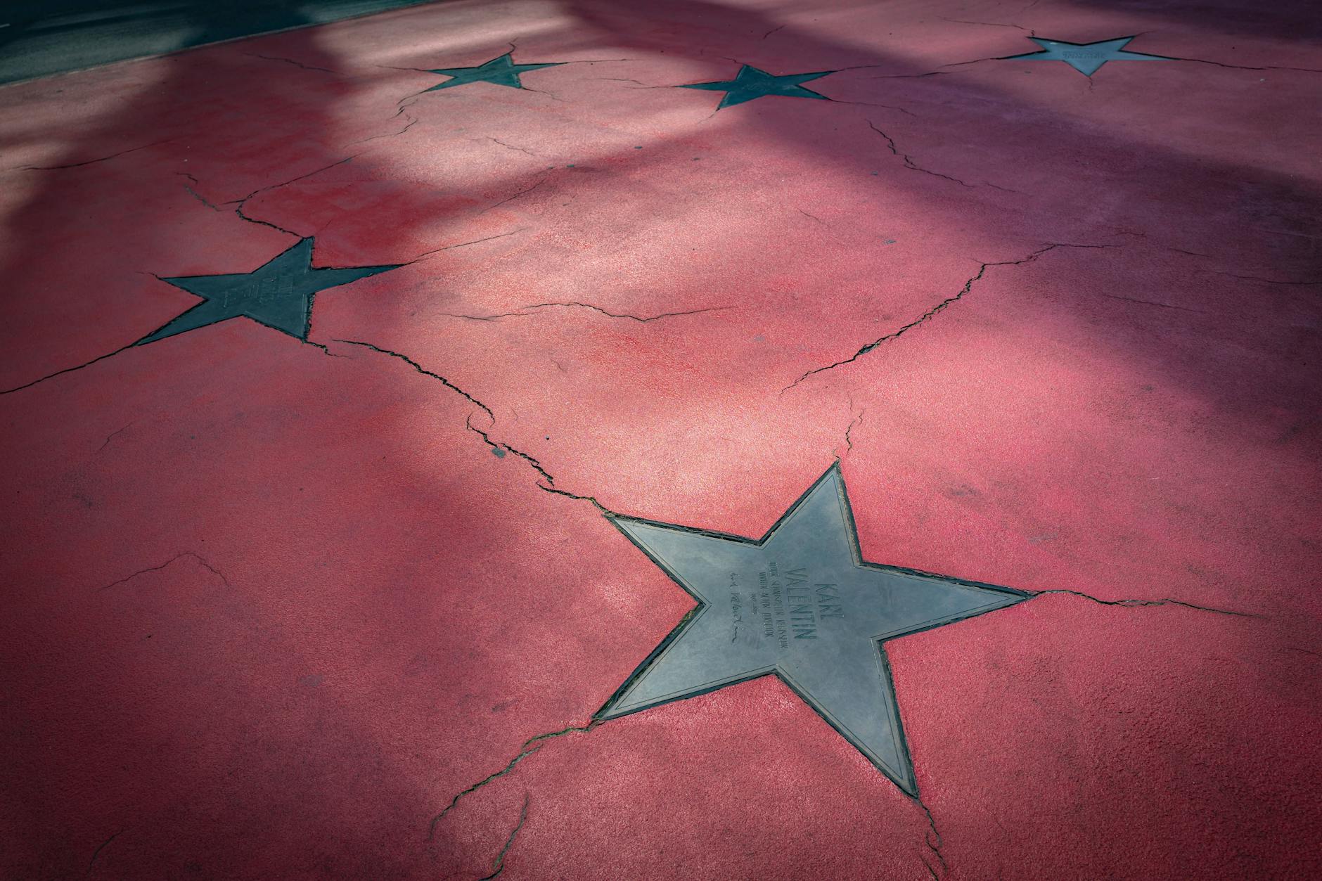 So geht Glamour in Berlin: Der „Boulevard der Stars“ ist ein bisschen in die Jahre gekommen.