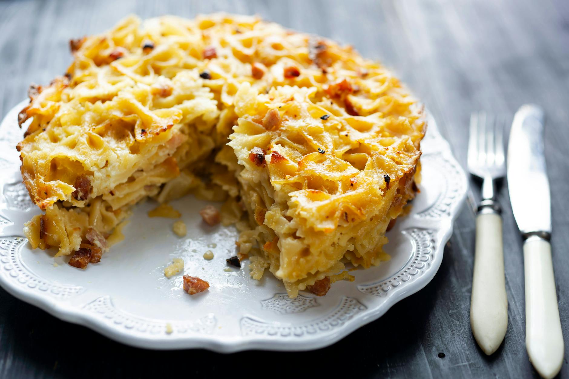Nudel-Kuchen ist schnell gemacht, lecker und variabel. Im Rezept erfahren Sie, wie Sie eine Pasta-Torte selber machen.