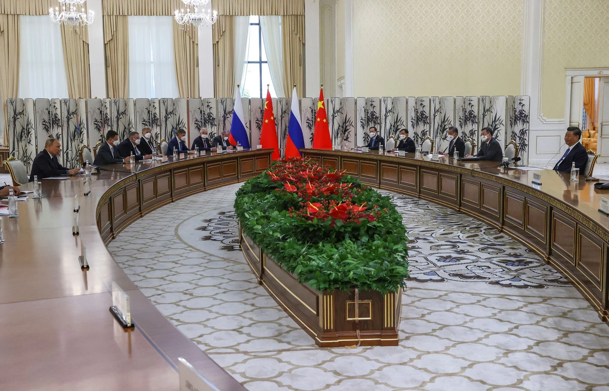 Wladimir Putin (l.) und Xi Jinping (r.) im Gespräch während ihres Treffens im usbekischen Samarkand.  lin/dpa