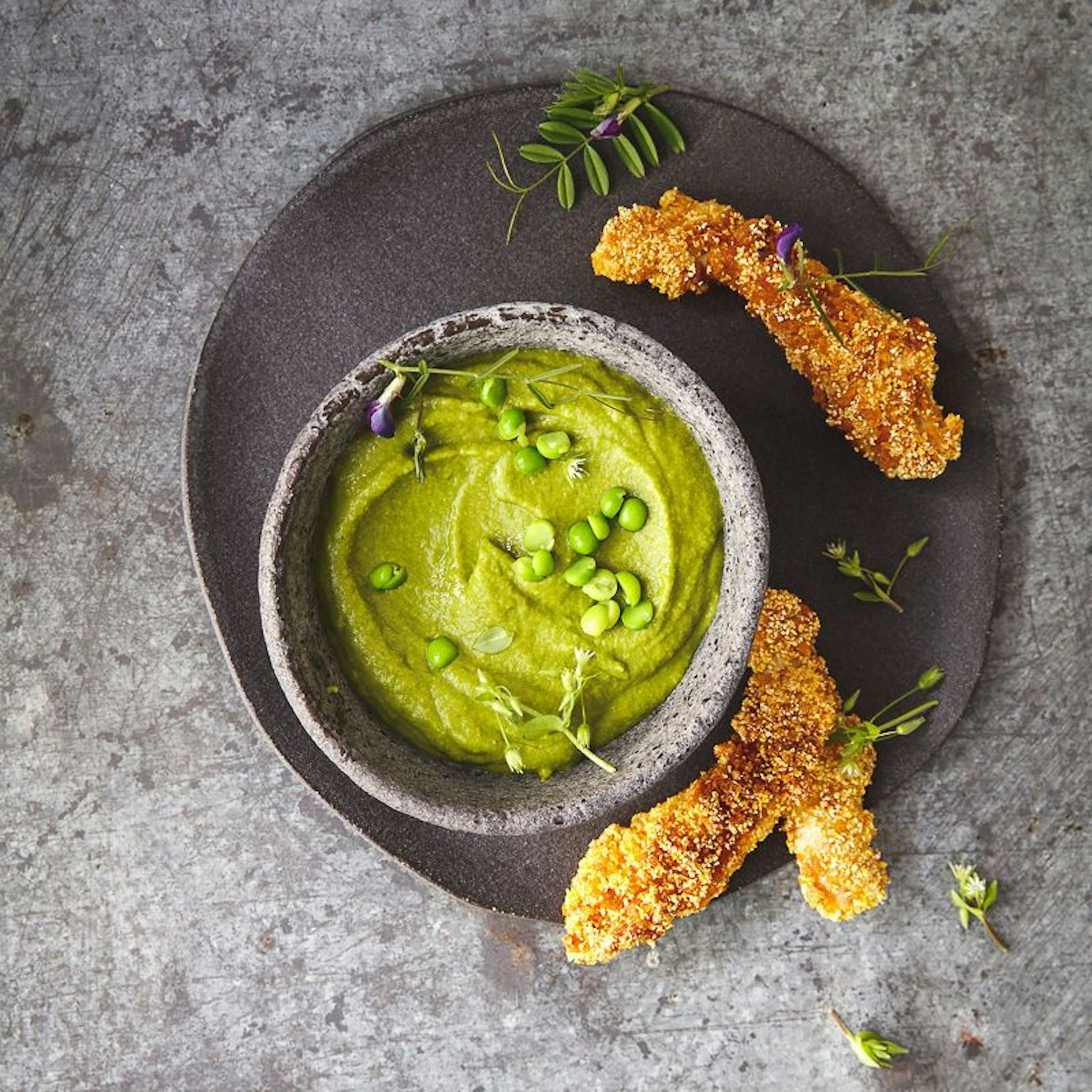 Ein Rezept aus dem Buch: Vogelmieren-Guacamole mit Chicken Fingers.