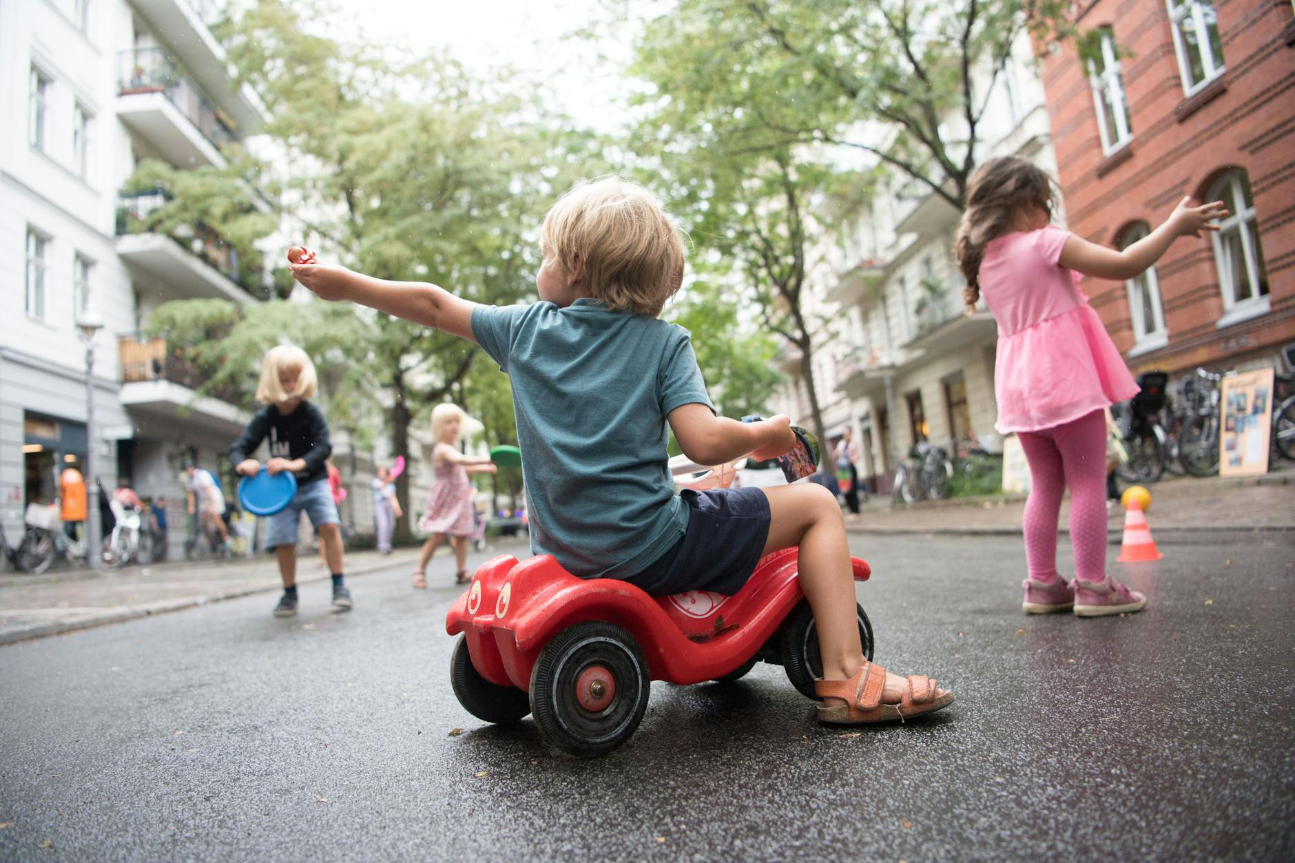 Kinder spielen auf einer temporären Spielstraße in Berlin.