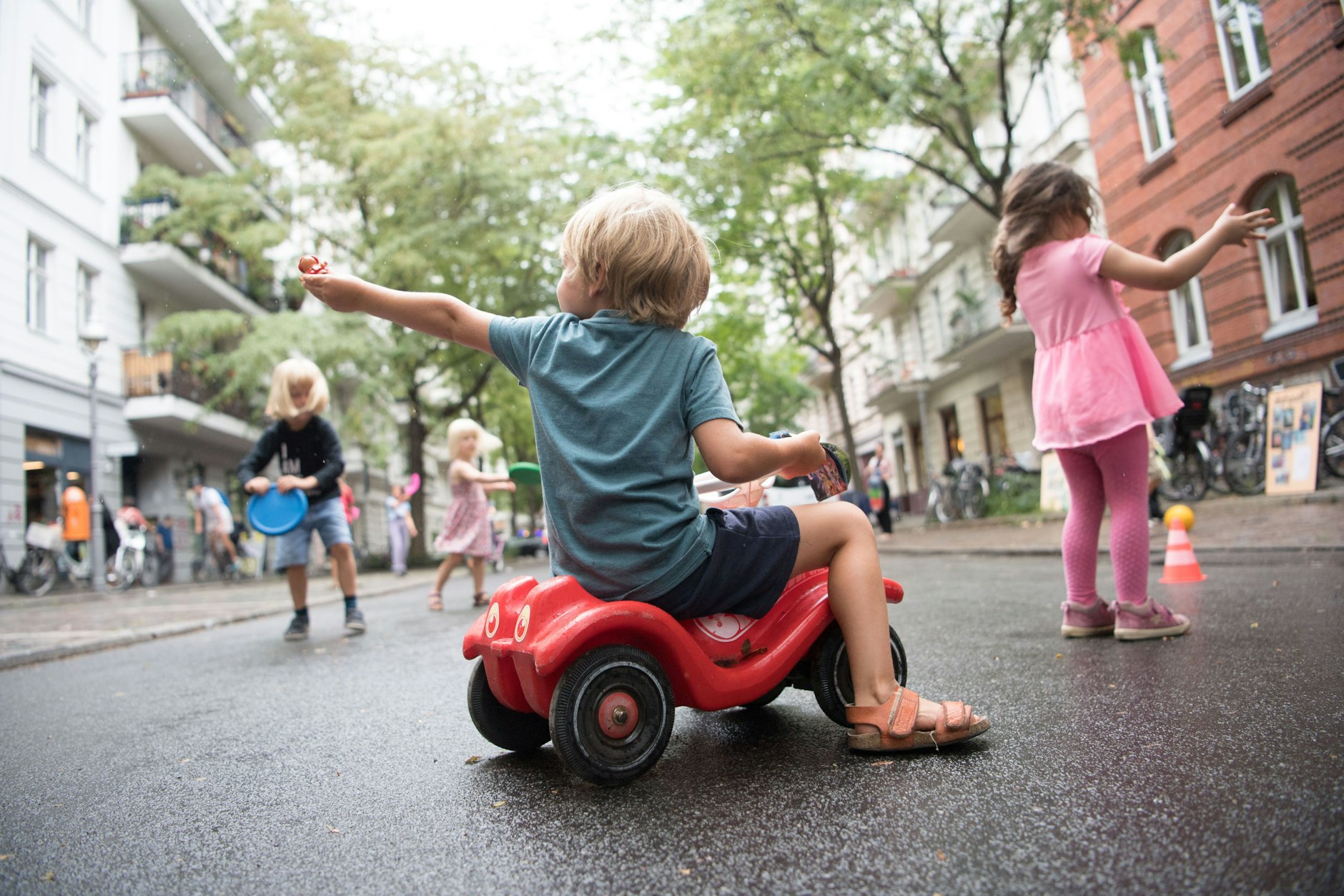 Kinder spielen auf einer temporären Spielstraße in Berlin.