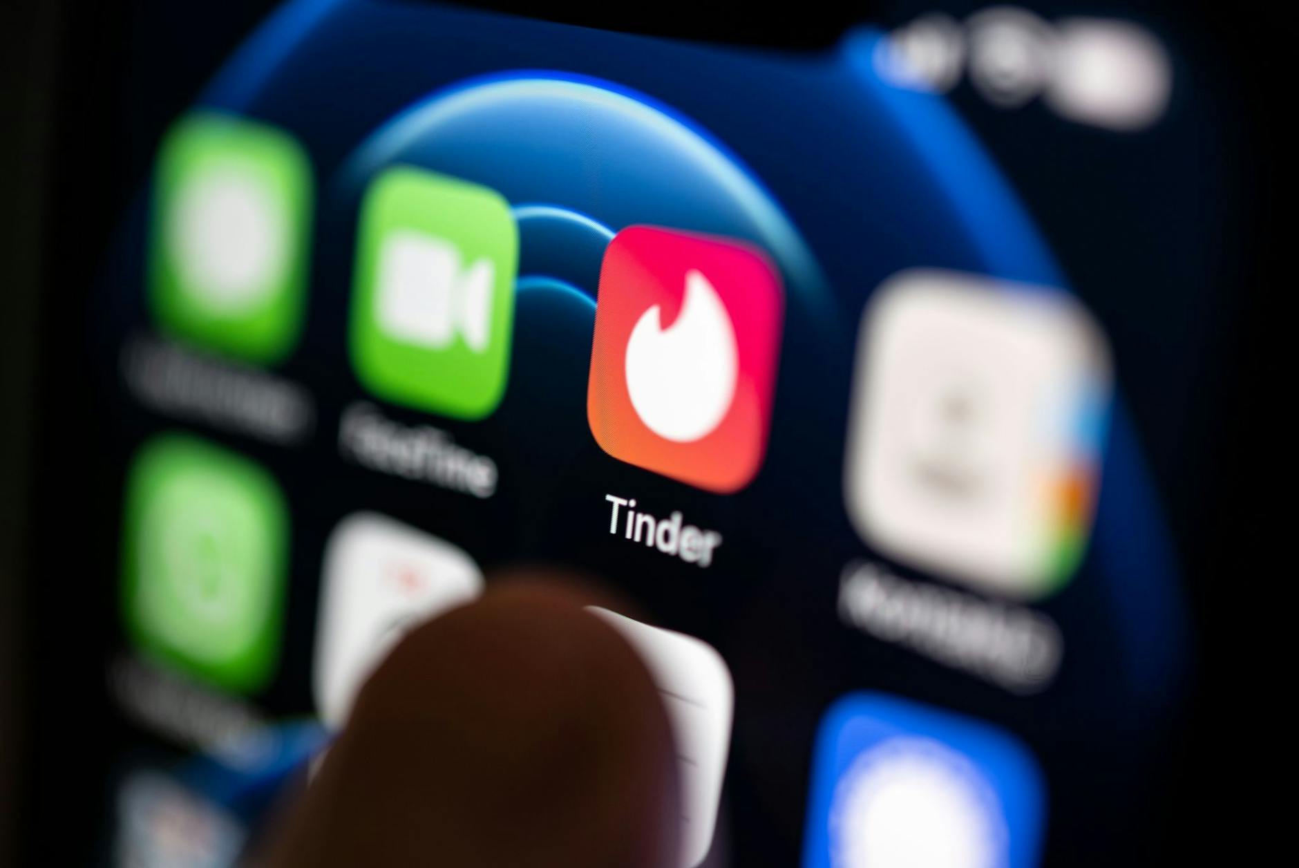 PRODUKTION - Von wegen Fleischtheke - zum zehnten Jubiläum von Tinder räumt ein Wissenschaftler mit Klischees über die populäre Dating-App auf.