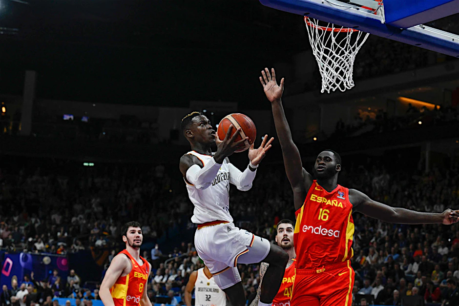 DBB-Kapitän Dennis Schröder und Spaniens Usman Garuba.&nbsp;