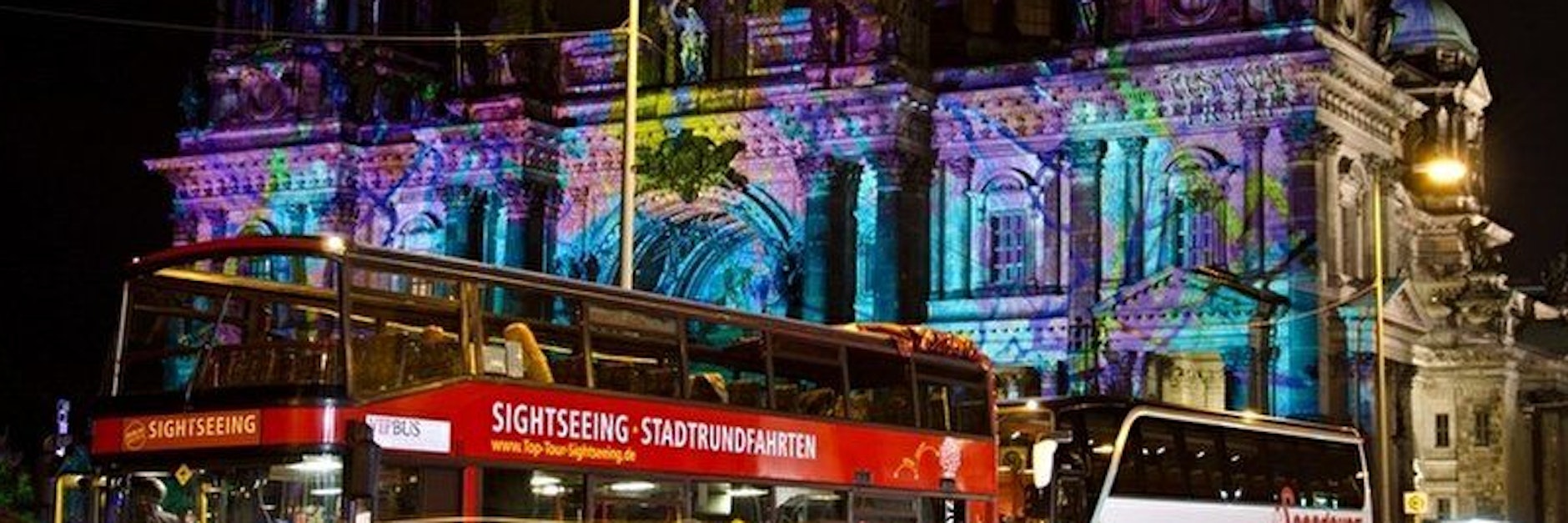 Der beste Weg zum Erkunden der beleuchteten Stadt während des „Lichterfests“ sind die speziellen Bustouren. Die Stadtrundfahrten führen Sie an alle Plätze und bei vielen längeren Stopps haben Sie die Gelegenheit, die illuminierten Gebäude und Plätze nach Herzenslust zu fotografieren.