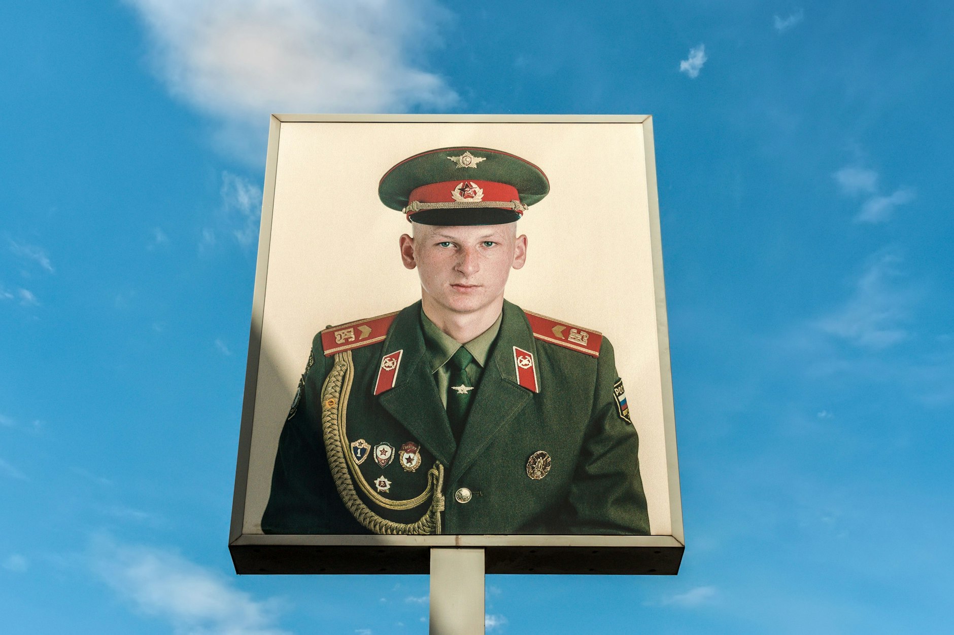 Guckt irgendwie auch enttäuscht: Die großformatigen Soldatenbilder sind noch das spannendste am Checkpoint.