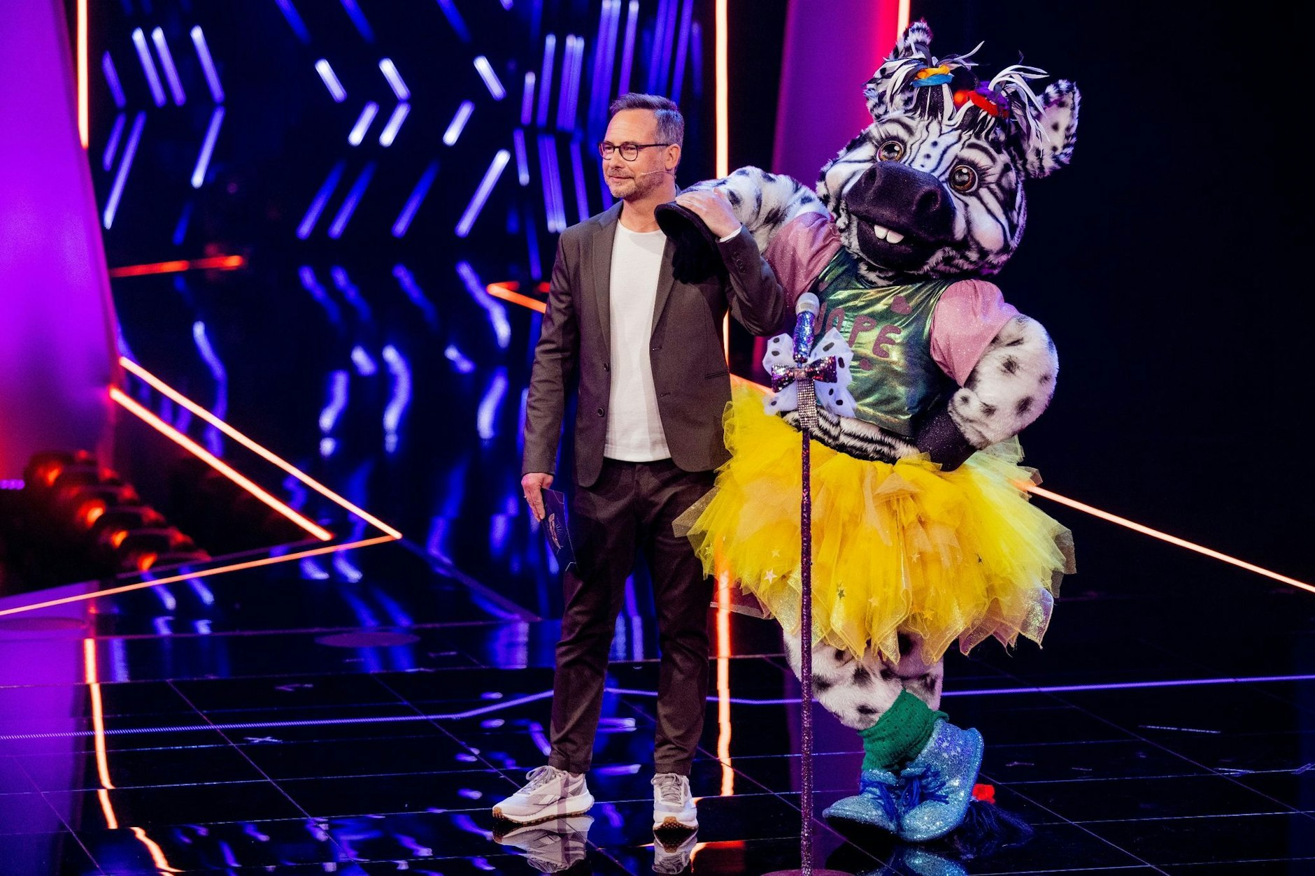 Matthias Opdenhövel in der sechsten Staffel von „The Masked Singer“ mit dem Zebra - im Kostüm steckte Sängerin Ella Endlich, sie gewann die Staffel.