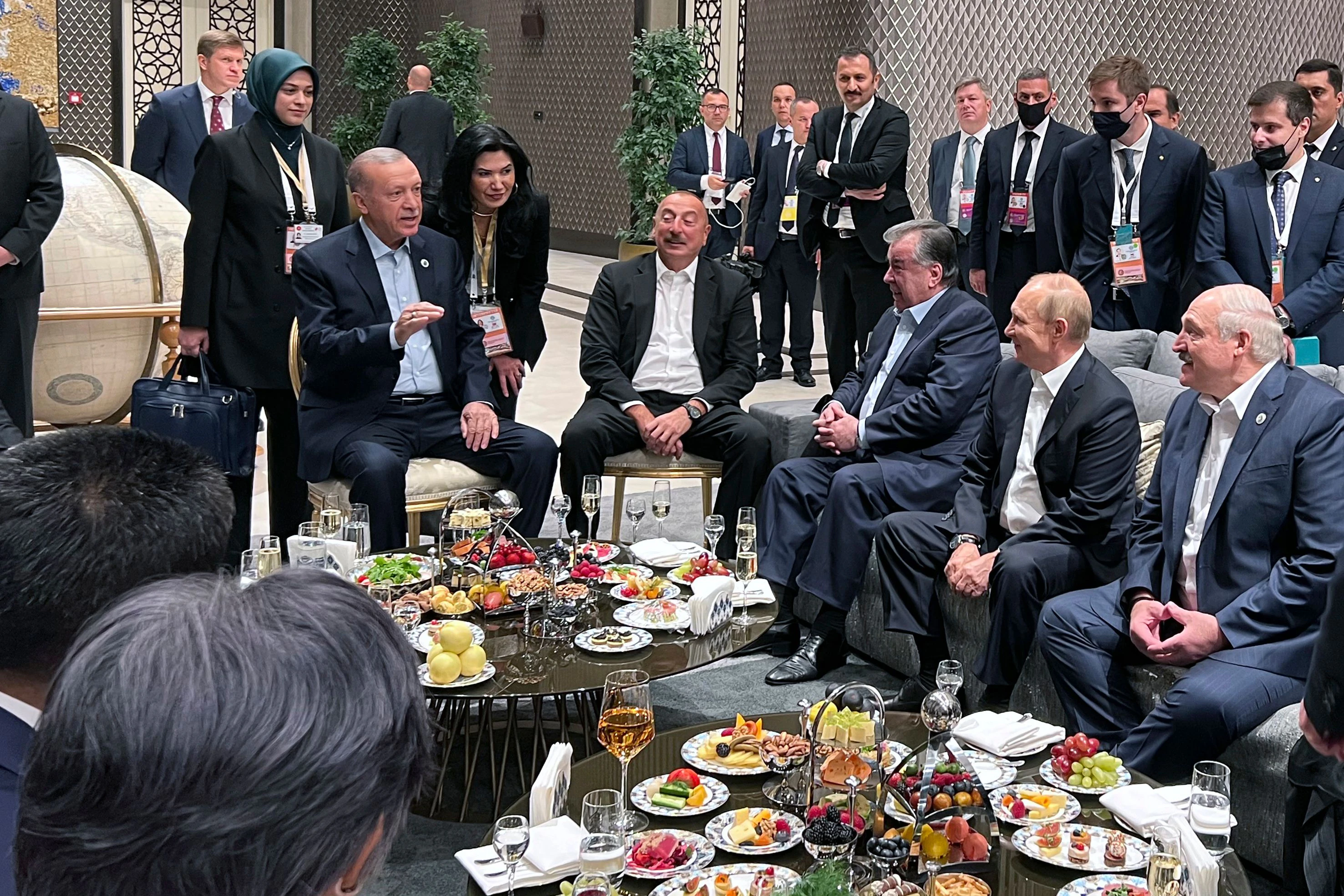 <em>Der türkische Präsident Recep Tayyip Erdogan (Mitte links) spricht mit dem aserbaidschanischen Präsidenten Ilham Aliyev, dem usbekischen Präsidenten Shavkat Mirziyoyev, dem russischen Präsidenten Wladimir Putin, dem belarussischen Präsidenten Alexander Lukaschenko und dem iranischen Präsidenten Ebrahim Raisi bei der Shanghai Cooperation Gipfeltreffen der Organisation (SCO) in Samarkand, Usbekistan.</em>