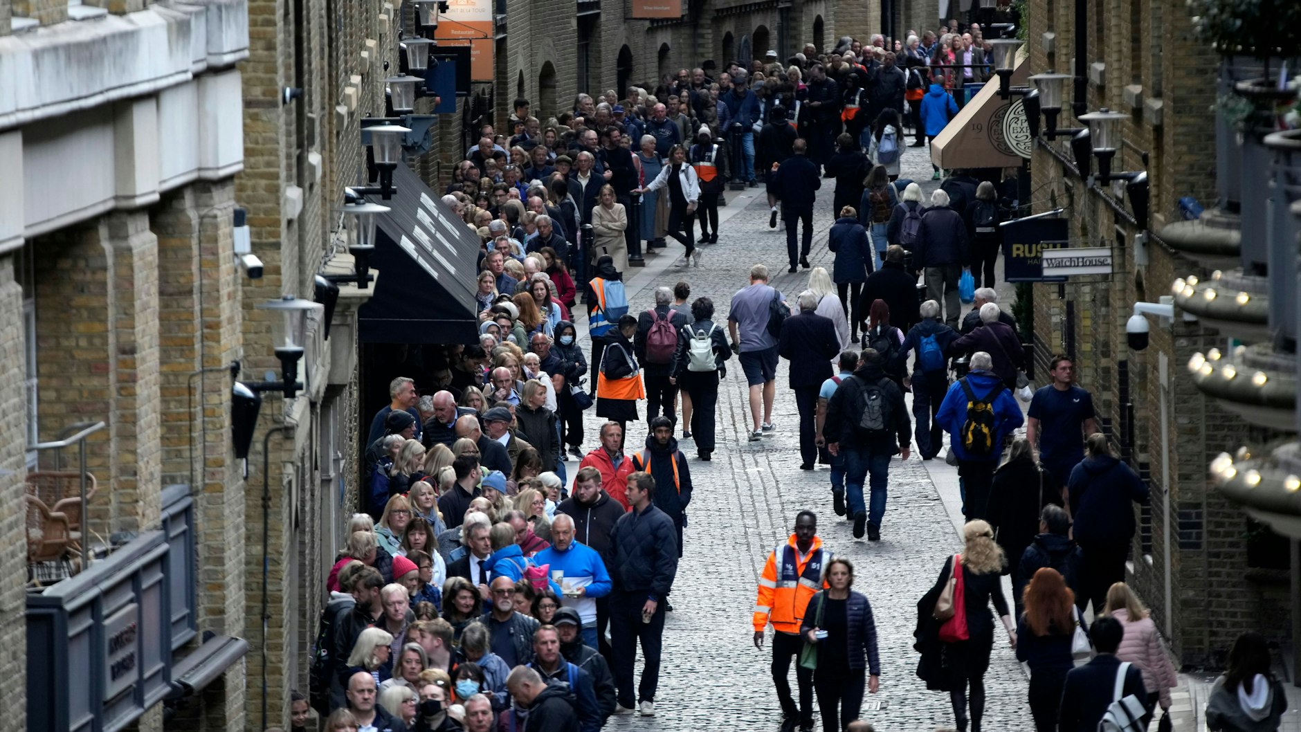 London: Menschen stehen in einer Schlange, um der verstorbenen Königin Elizabeth II. während der Staatsaufbahrung in der Westminster Hall die letzte Ehre zu erweisen.&nbsp;