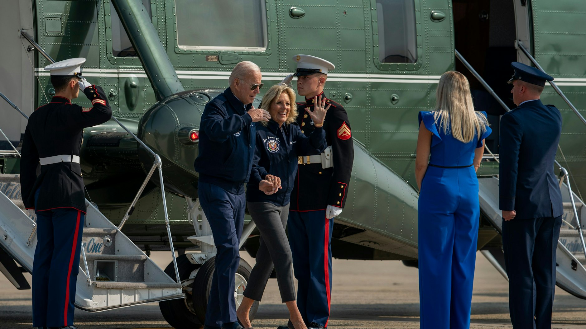 Präsident Joe Biden und First Lady Jill Biden vor der Air Force One: auf dem Weg nach London, wo sie am Begräbnis von Königin Elizabeth II. teilnehmen werden .&nbsp;