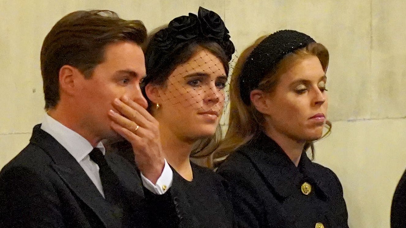  Prinzessin Eugenie (M), Prinzessin Beatrice und ihr Ehemann Edoardo Mapelli Mozzi nehmen an der Mahnwache von Königin Elizabeth II. in der der Westminster Hall im Palace of Westminster teil. 