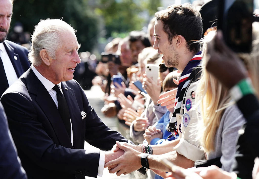 König Charles III und Prinz William statten den Wartenden einen Überraschungsbesuch ab