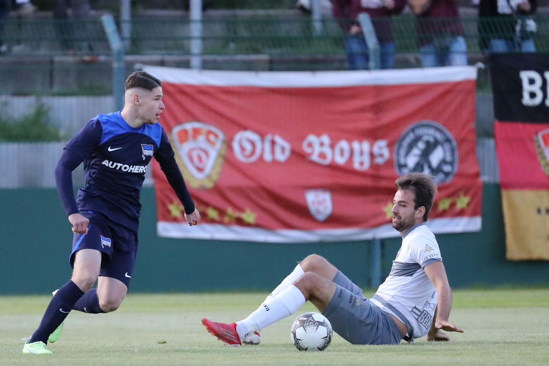 Die BFC-Kicker um Christian Beck – hier zweiter Sieger im Duell mit Herthas Lukas Ullrich – müssen sich auf den Hosenboden setzen und endlich mal wieder treffen.