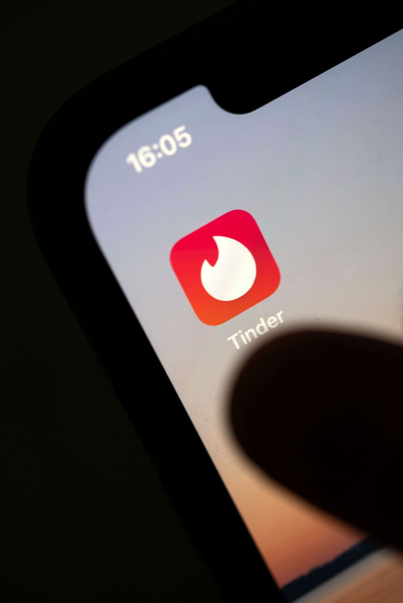 Image - Verstehen Sie auf Tinder auch immer nur Bahnhof? Hier kommt Hilfe. Was bedeutet „Ghosting“, „Catfishing“ „Netflix and Chill“