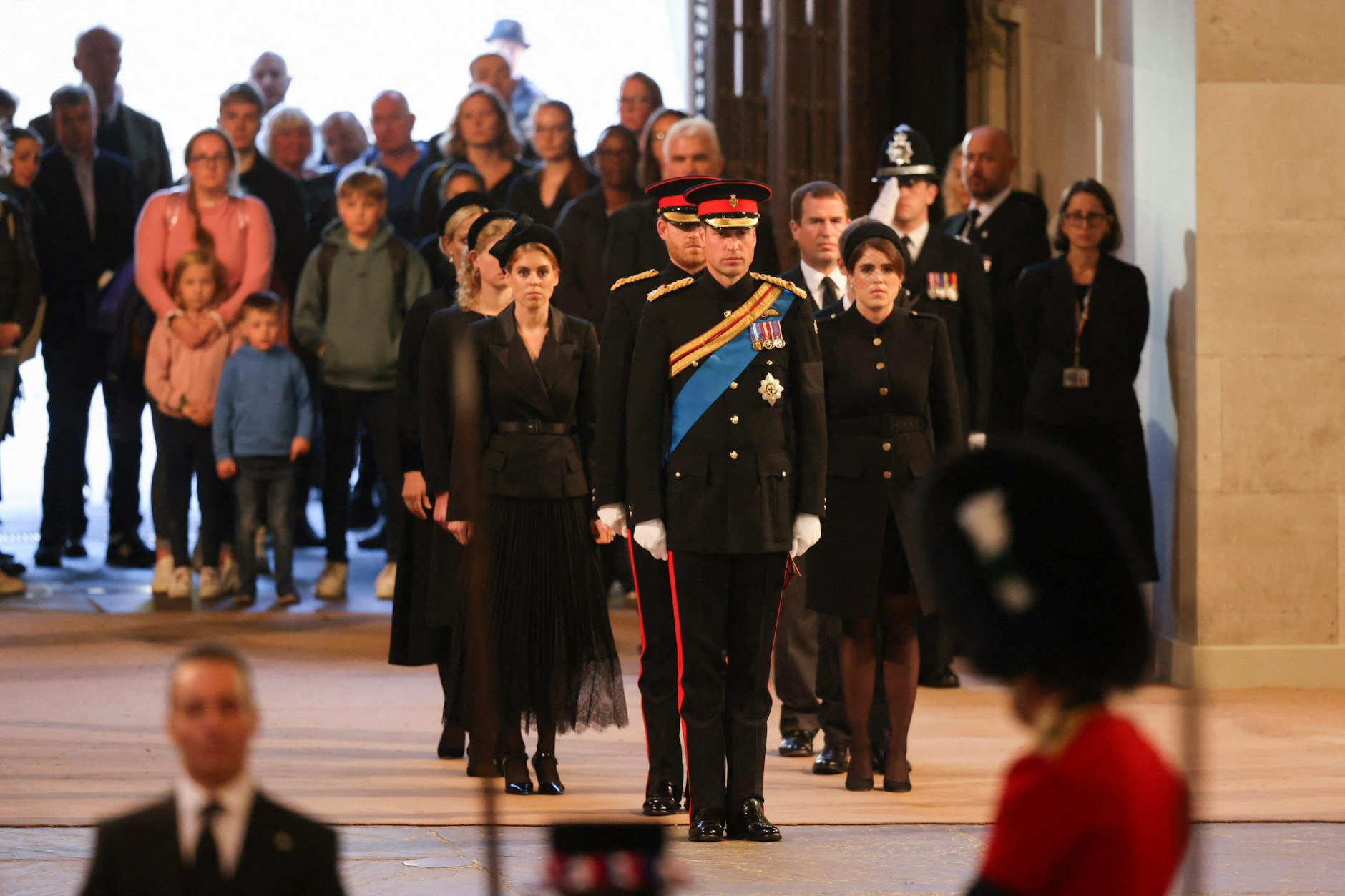 Die Enkel der Queen Elizabeth II. ziehen in die Westminster Hall ein. Am Samstagabend halten sie am Sarg der verstorbenen Königin Totenwache.&nbsp;