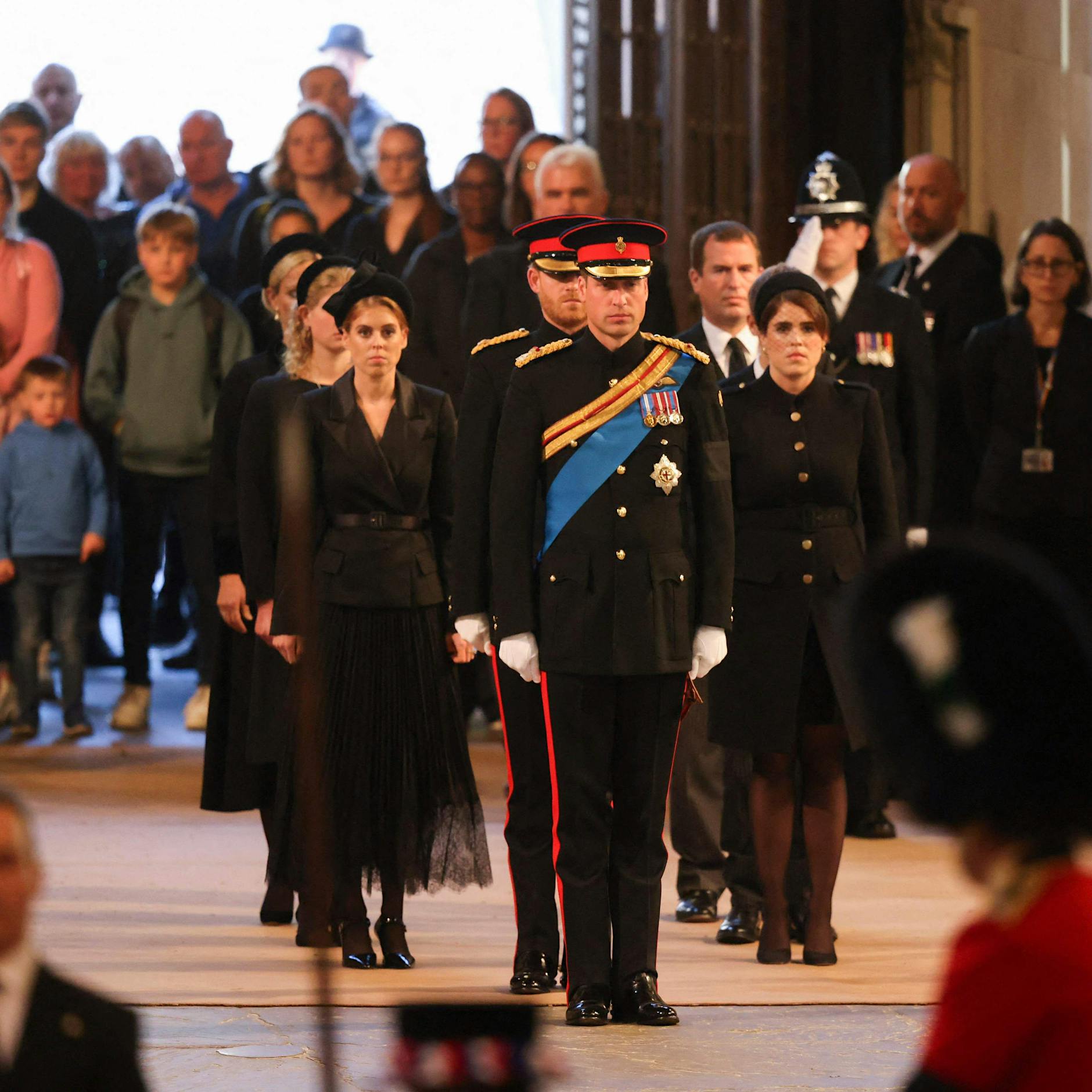 Harry darf doch Uniform tragen – die Enkel der Queen bei der Totenwache für ihre „Granny “