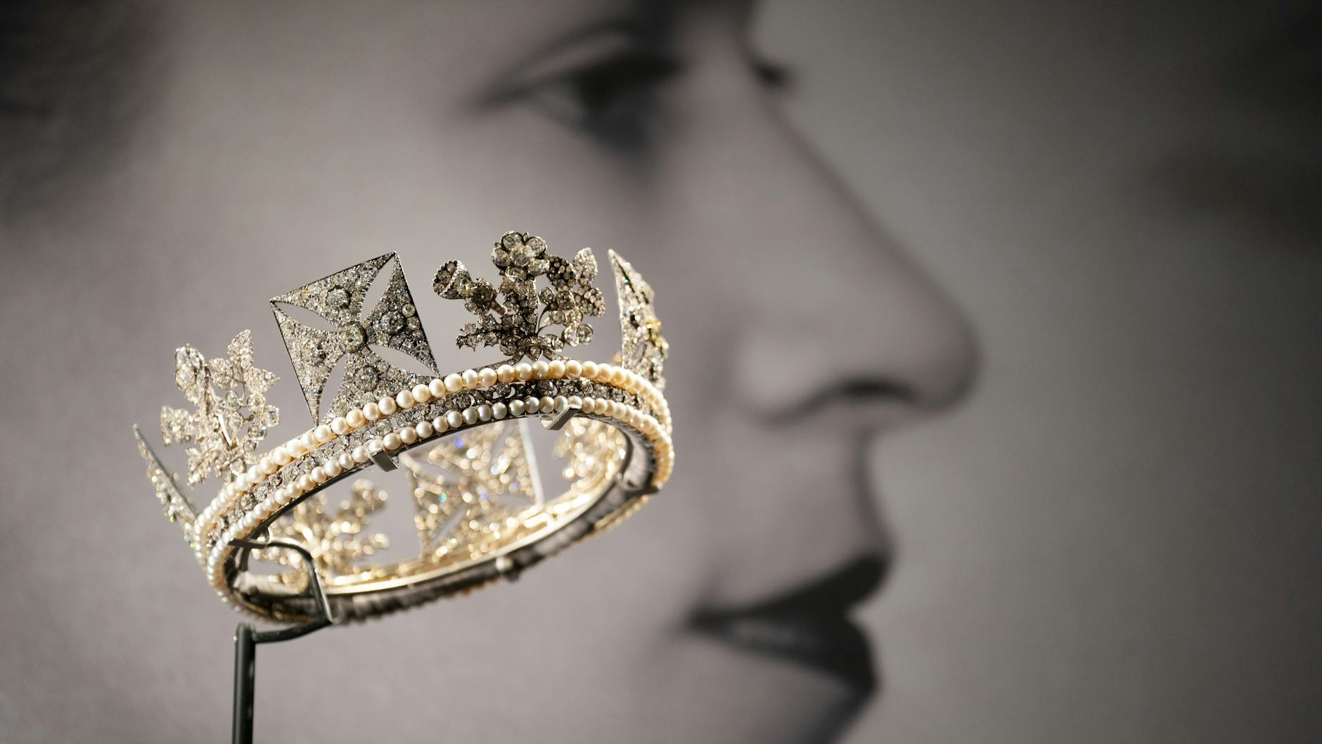 Das Diamantene Diadem, Bridge und Rundell, 1820 - 1821, ein Teil der persönlichen Sammlung der Queen, besetzt mit prächtigen Juwelen, ist vor einer Fotografie der britischen Königin zu sehen. 