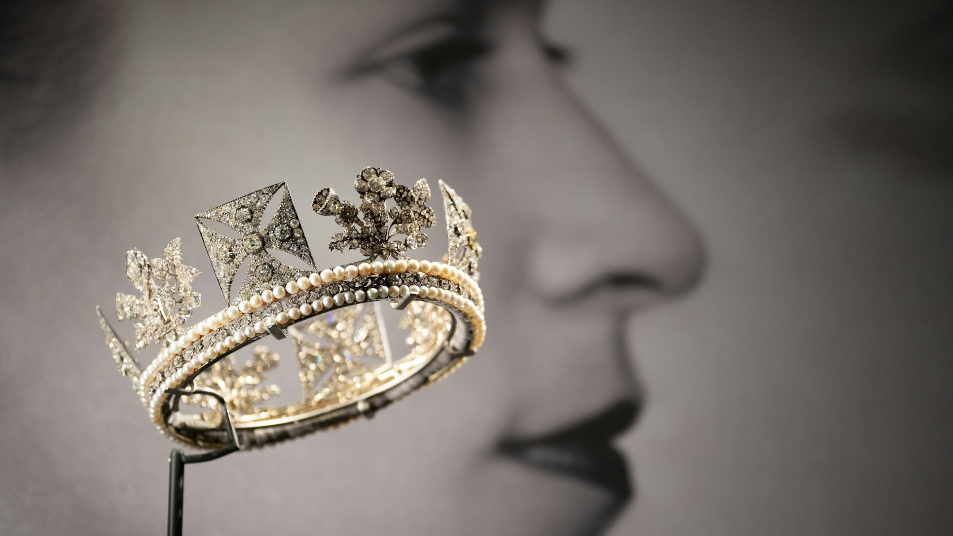 Das Diamantene Diadem, Bridge und Rundell, 1820 - 1821, ein Teil der persönlichen Sammlung der Queen, besetzt mit prächtigen Juwelen, ist vor einer Fotografie der britischen Königin zu sehen.&nbsp;