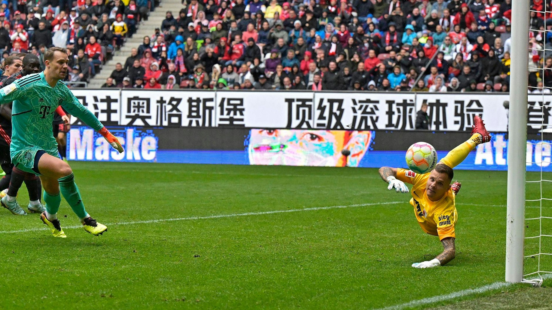 Augsburgs Rafal Gikiewicz pariert den Kopfball von Manuel Neuer in der Nachspielzeit.&nbsp;