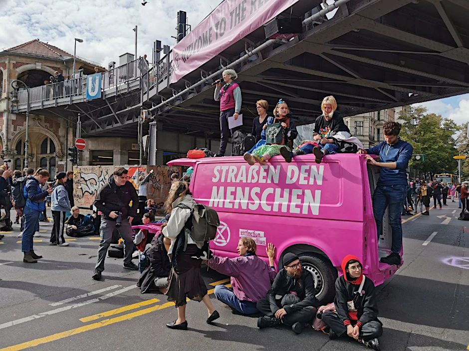Klimaaktivisten blockierten am Sonnabend eine Straße am U-Bahnhof Schlesisches Tor.