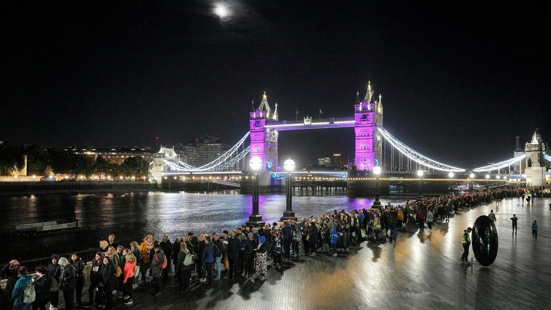 Menschen stehen in London Schlange, um der verstorbenen Königin Elizabeth II. die letzte Ehre zu erweisen. Foto: Martin Meissner/AP/dpa