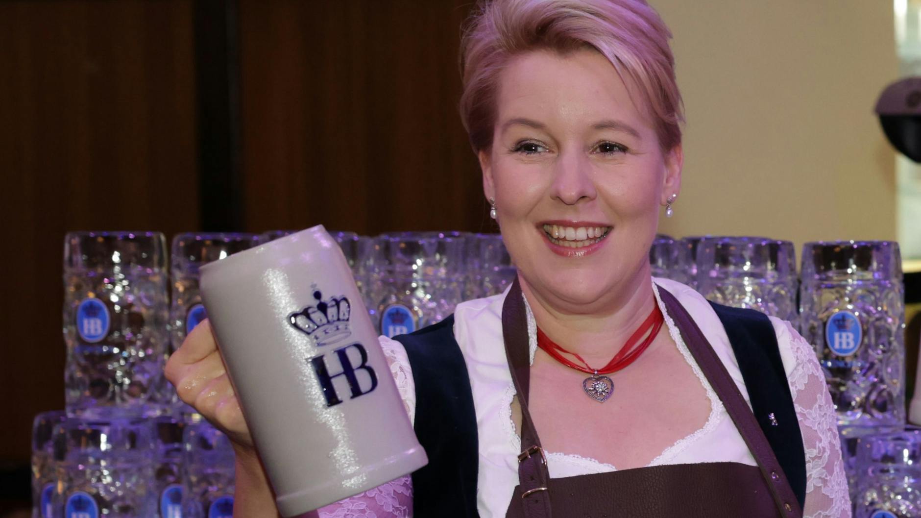 Erst schlug sie das Fass an, dann zapfte sie: Berlins Regierende Bürgermeisterin Franziska Giffey.