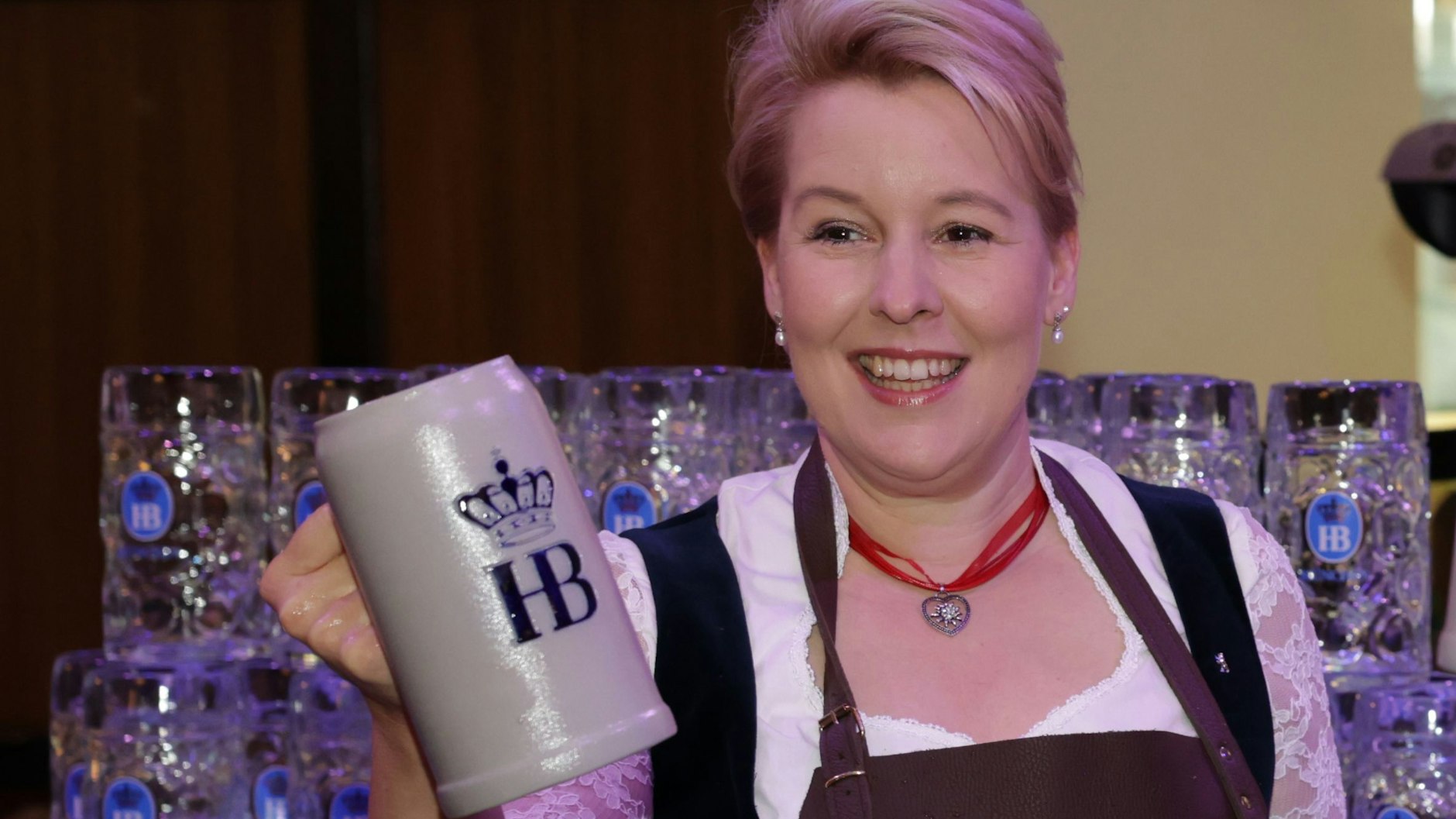 Erst schlug sie das Fass an, dann zapfte sie: Berlins Regierende Bürgermeisterin Franziska Giffey.