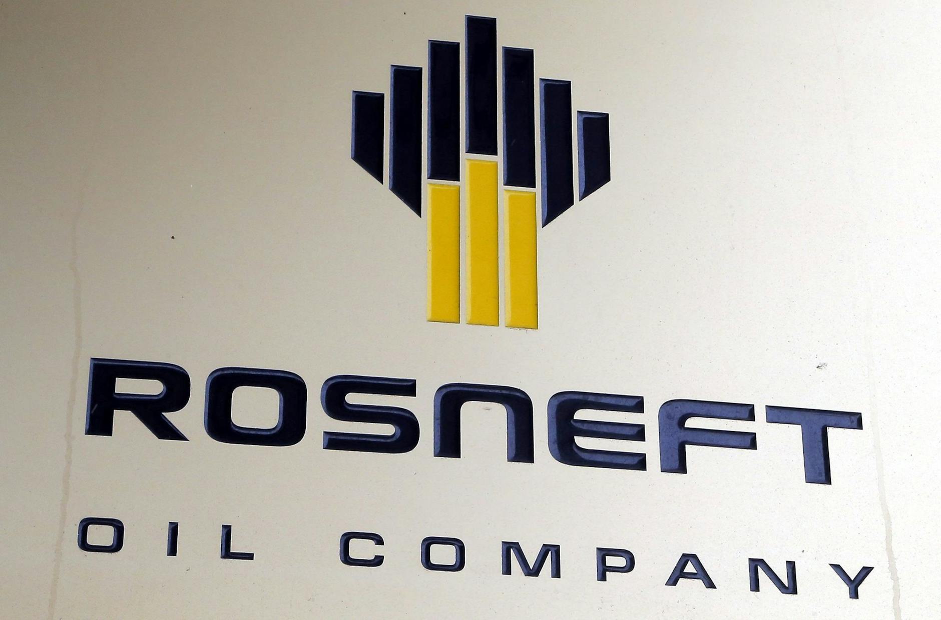 ARCHIV - Das Logo des russischen Ölkonzerns Rosneft ist an der Wand der Rosneft-Zentrale in Moskau zu sehen.