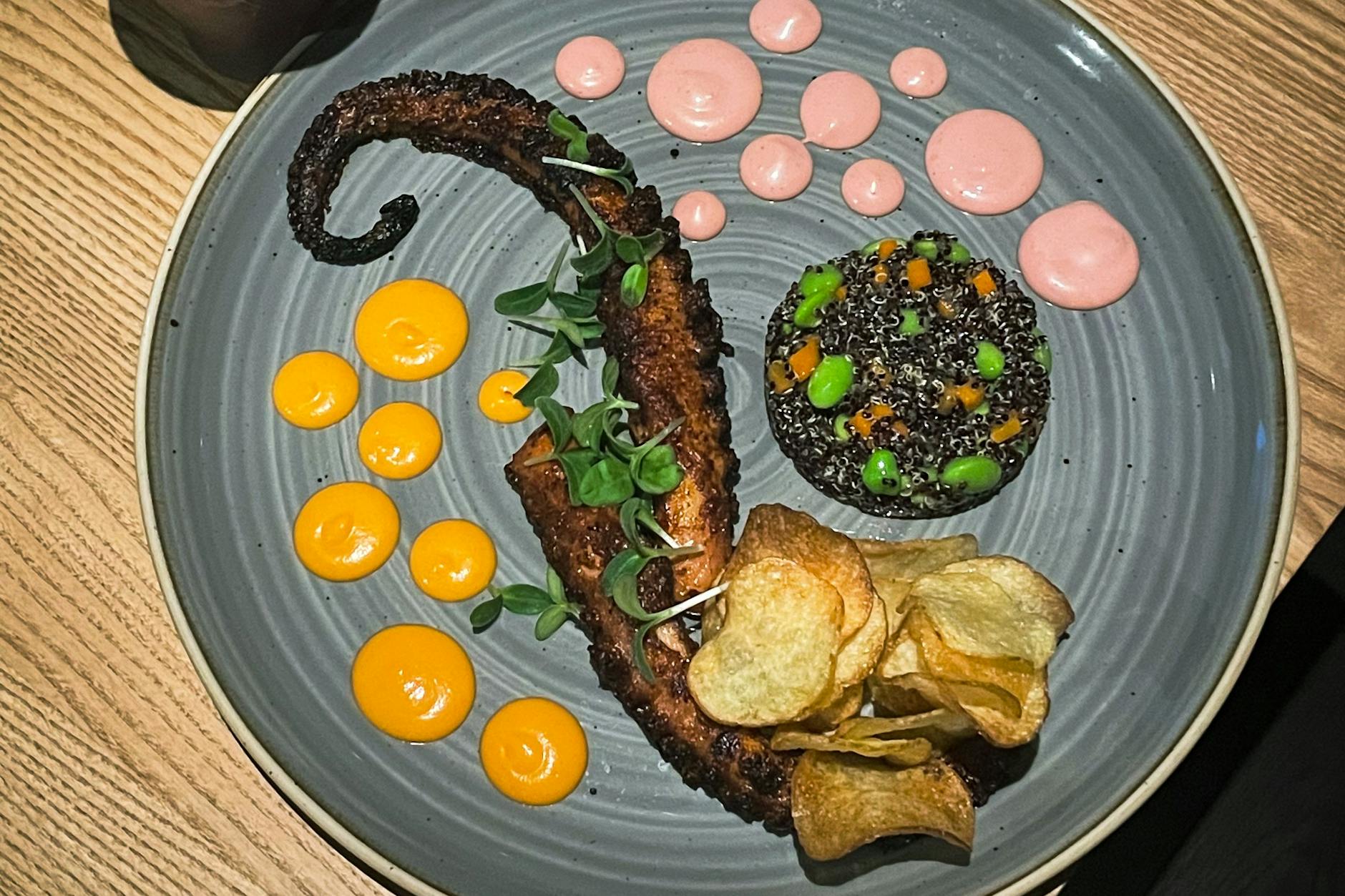 Gegrillter Oktopus mit Birnen-Quitten-Püree