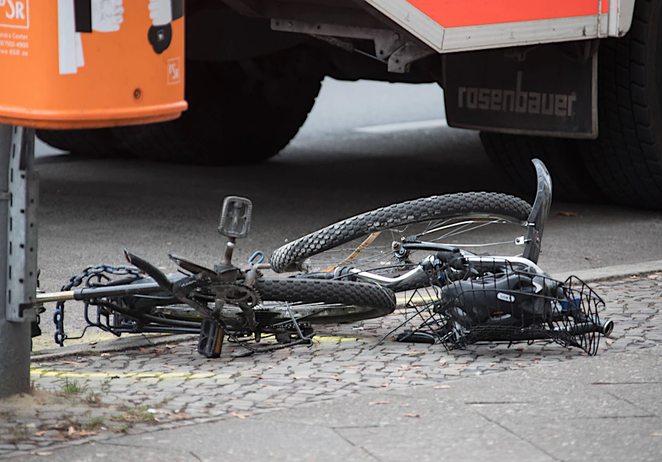 In Berlin-Charlottenburg ist es zu einem Abbiegeunfall gekommen. Eine Radfahrerin wurde verletzt. (Symbolbild)