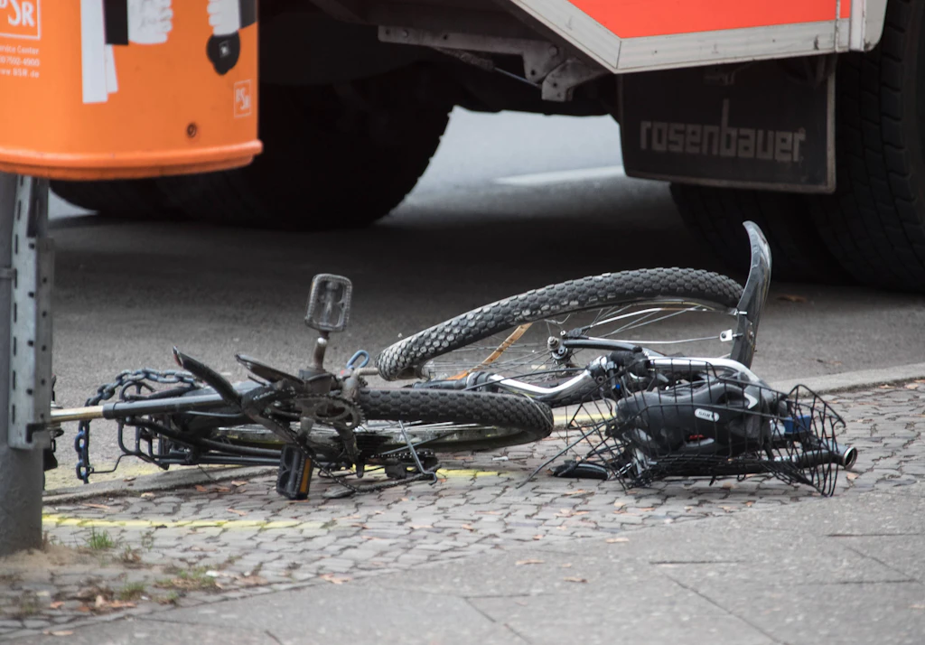 Abbiegeunfall in Berlin: Radfahrerin verletzt