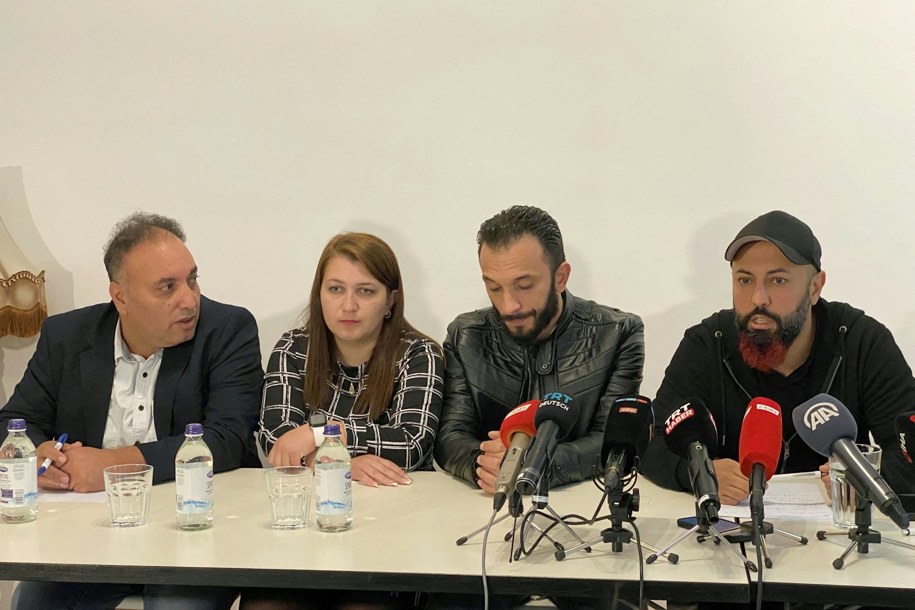 Der Linken-Abgeordnete Ferat Kocak (r), sitzt neben einem Ehepaar aus Syrien und dessen Dolmetscher (l).