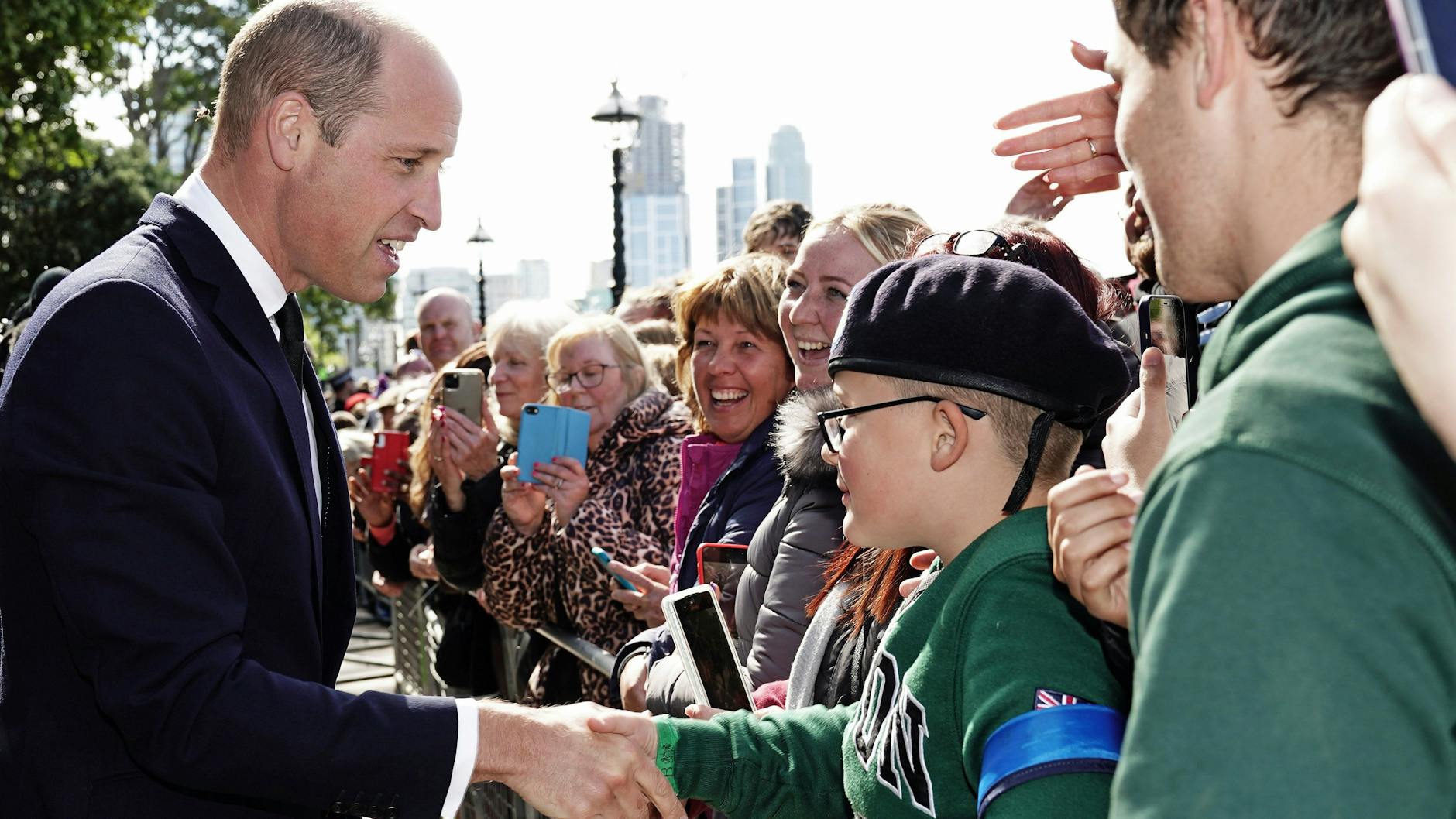 Prinz William, Prinz von Wales, begrüßt Menschen in einer Warteschlange an der South Bank in der Nähe der Lambeth Bridge, die während der Aufbahrung von Königin Elizabeth II. vor ihrem Staatsbegräbnis am 19.09.2022 in Würde Abschied nehmen wollen. 