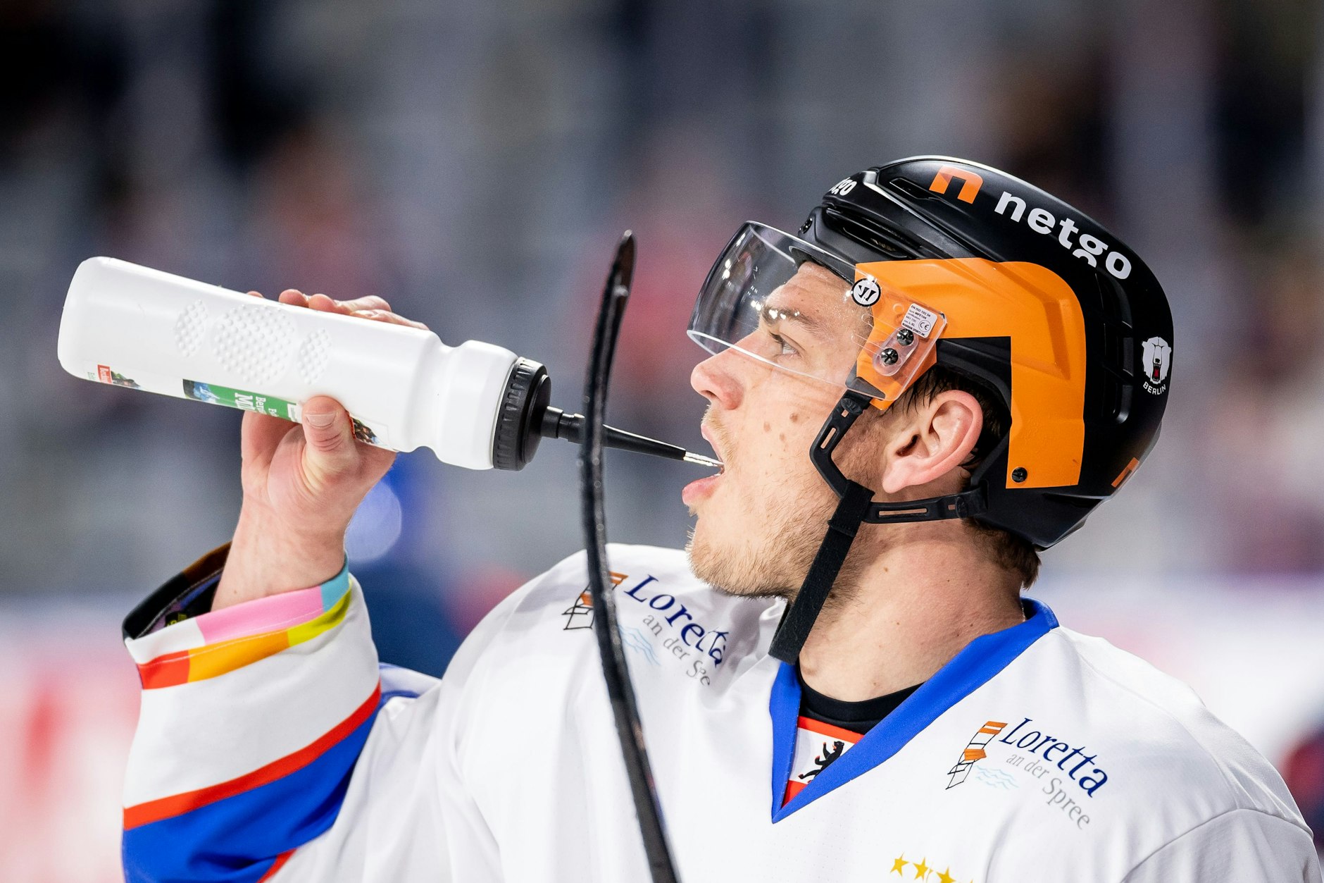 Eisbären-Torjäger Leo Pföderl muss sich noch ein wenig gedulden, bis er auf dem Eis wieder einen kräftigen Schluck aus der pulle nehmen kann.