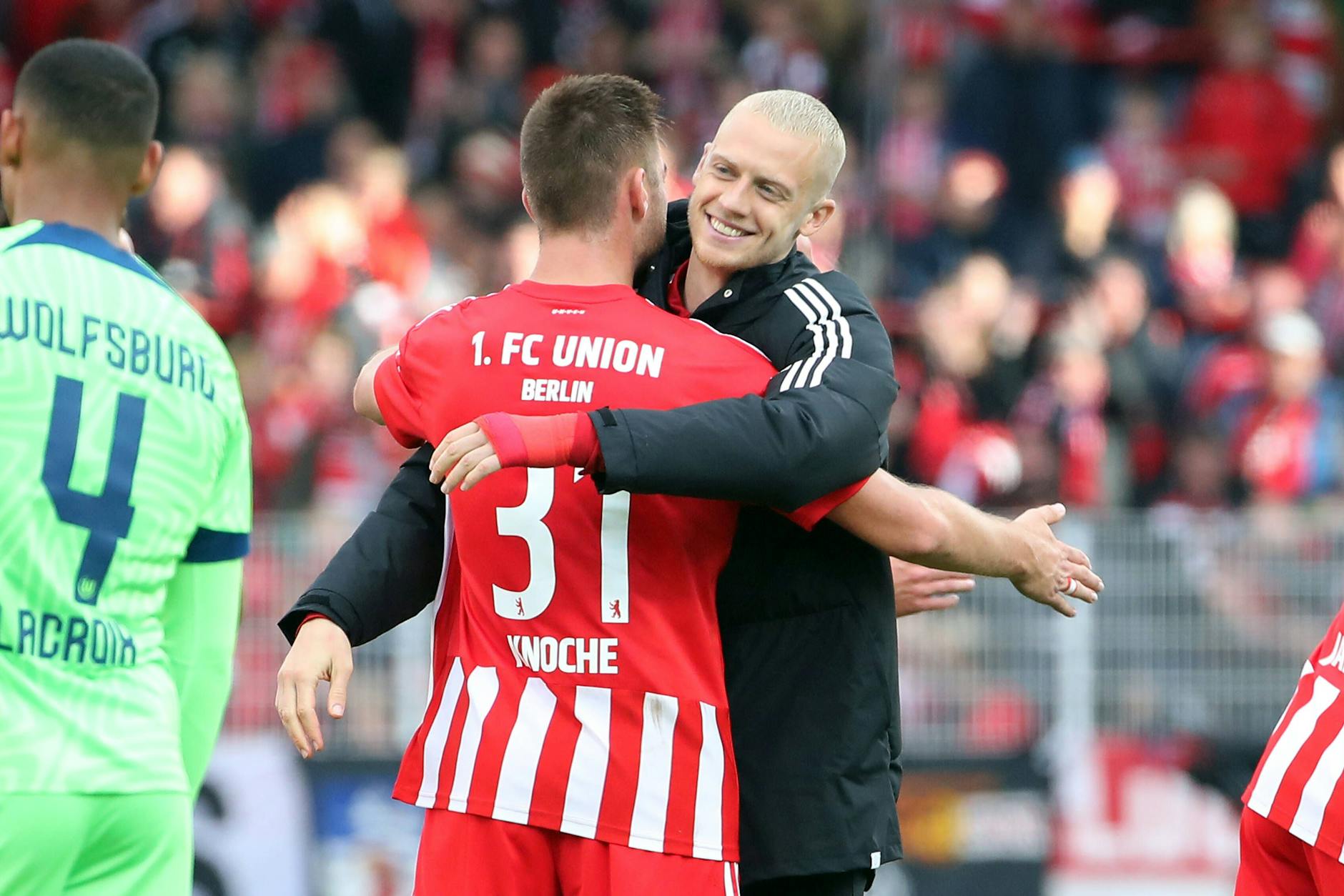 Robin Knoche und Timo Baumgartl fallen sich nach dem Spiel in die Arme.