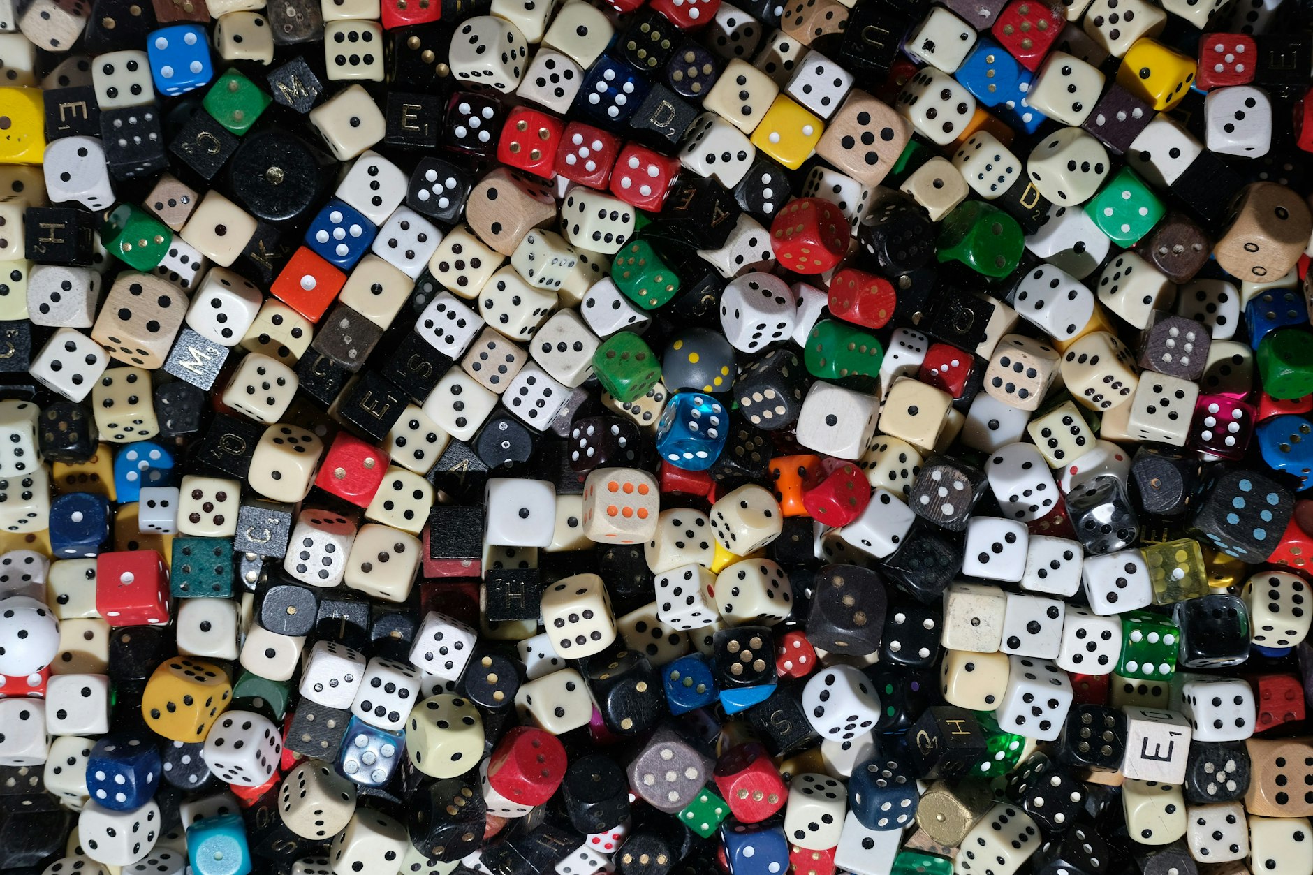 Würfel liegen in einem Kasten im Stadtgeschichtlichen Museum. Das Museum zeigt aktuell eine Ausstellung zum Thema Würfelspiele und ist Austragungsort der Deutschen Kniffel-Meisterschaften. 