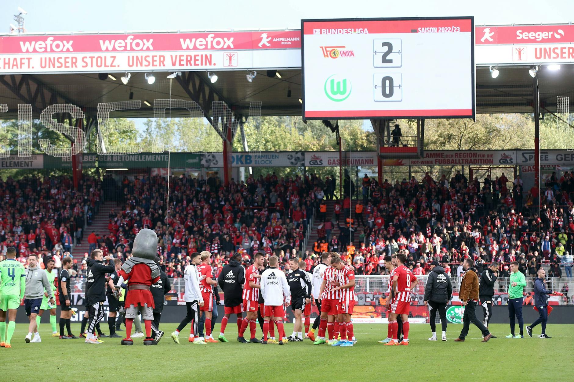 Fast schon Alltag oder Gesetz der Serie: Die Spieler des 1. FC Union feiern einen Heimsieg.