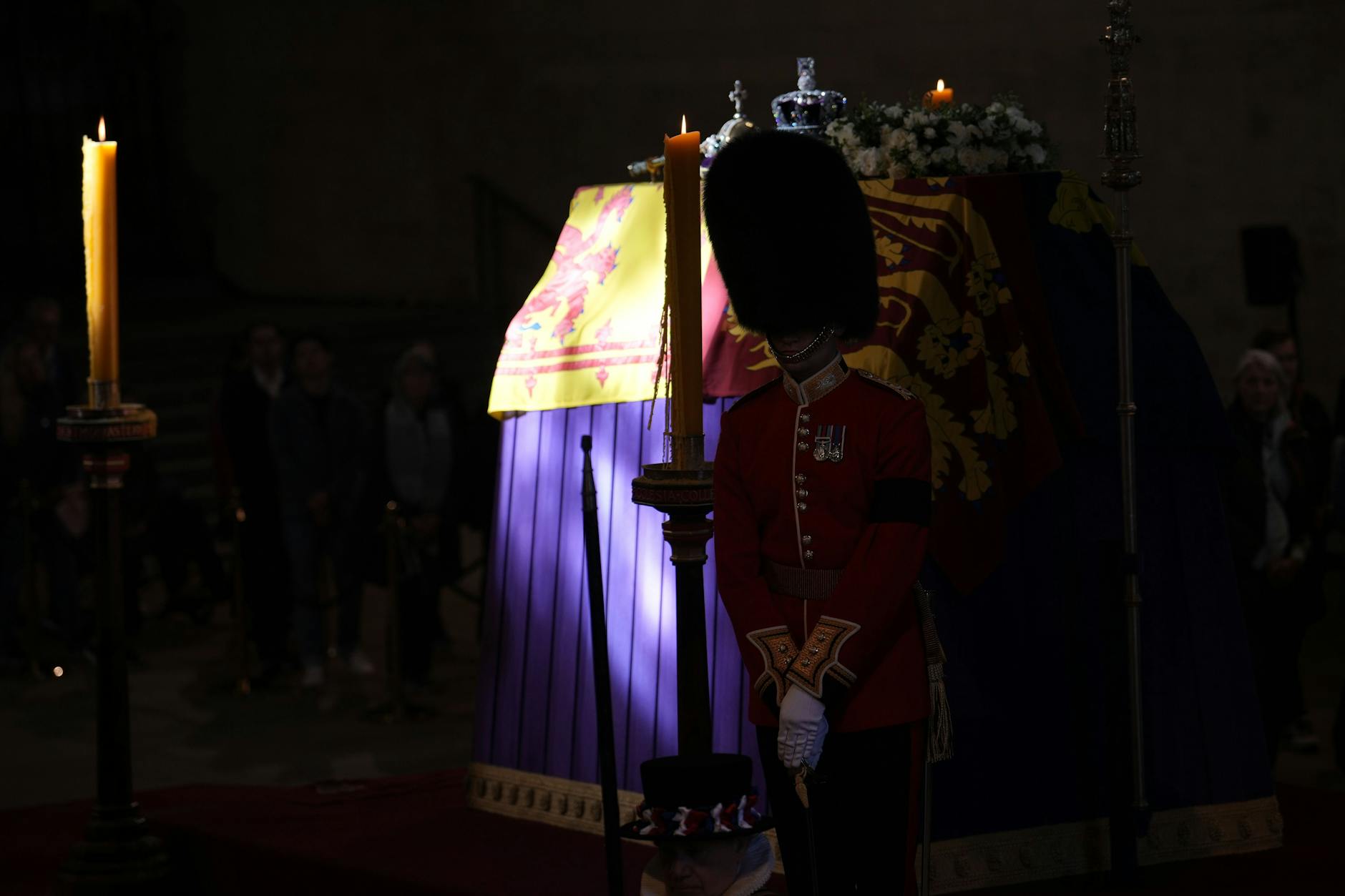 Der Tag vor dem Staatsbegräbnis. Der Sarg Elizabeths der Zeiten ist in der Westminster Hall aufgestellt. 